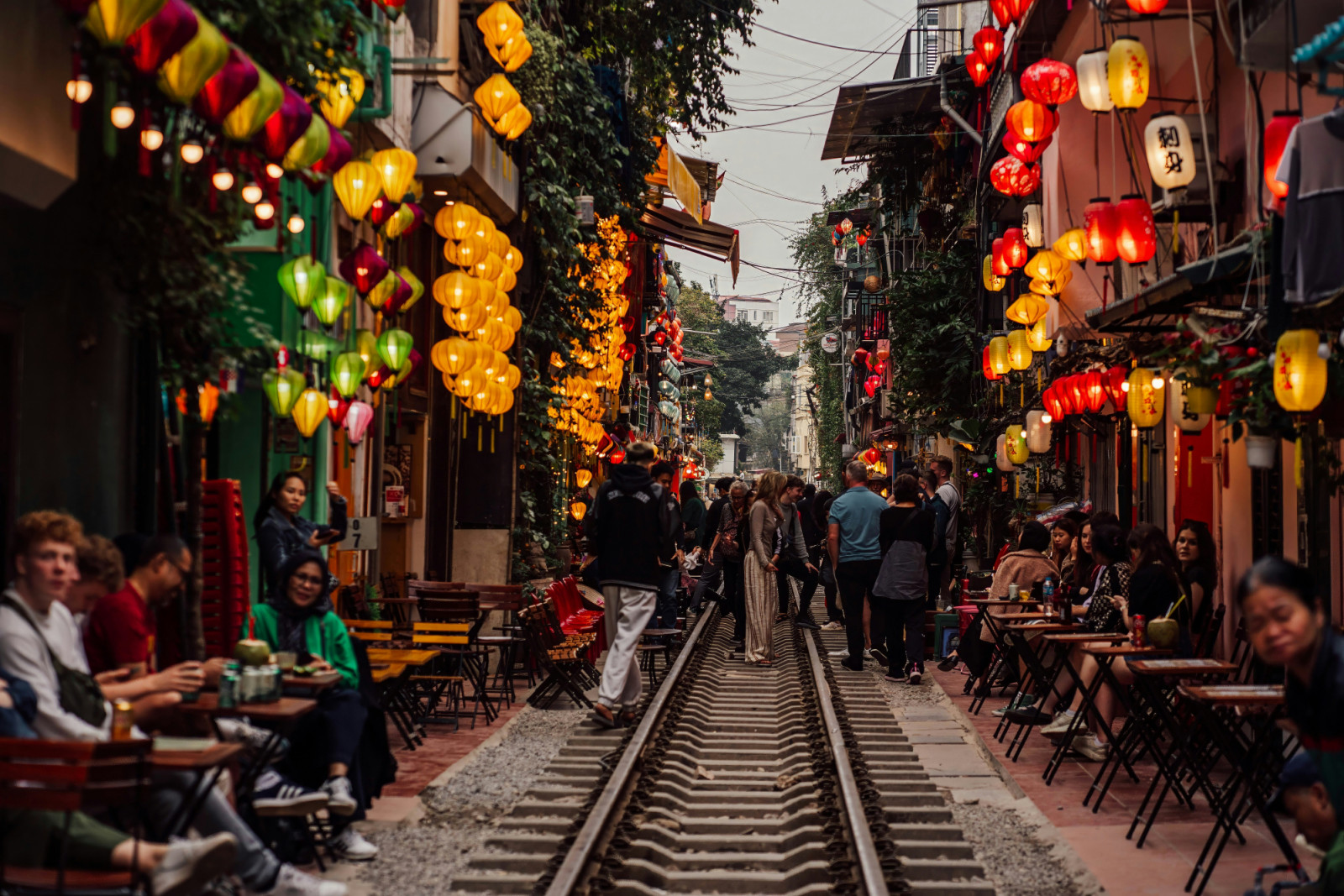 The famous train street in Hanoi, Vietnam (Photo: Unsplash/Elric Pxl)