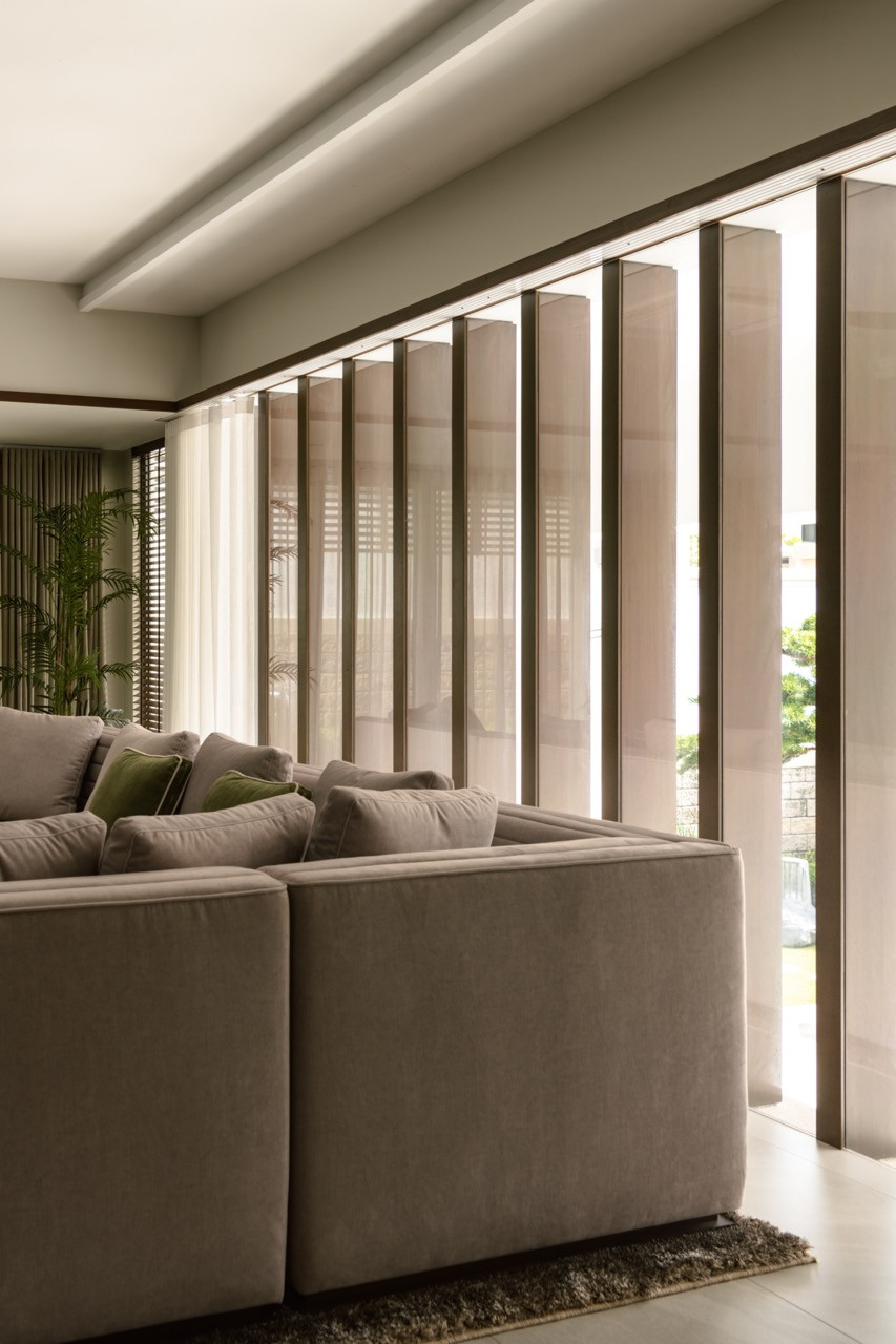 The living room’s generous windows showcase the reworked fenestration, which brings abundant natural daylight throughout the day
