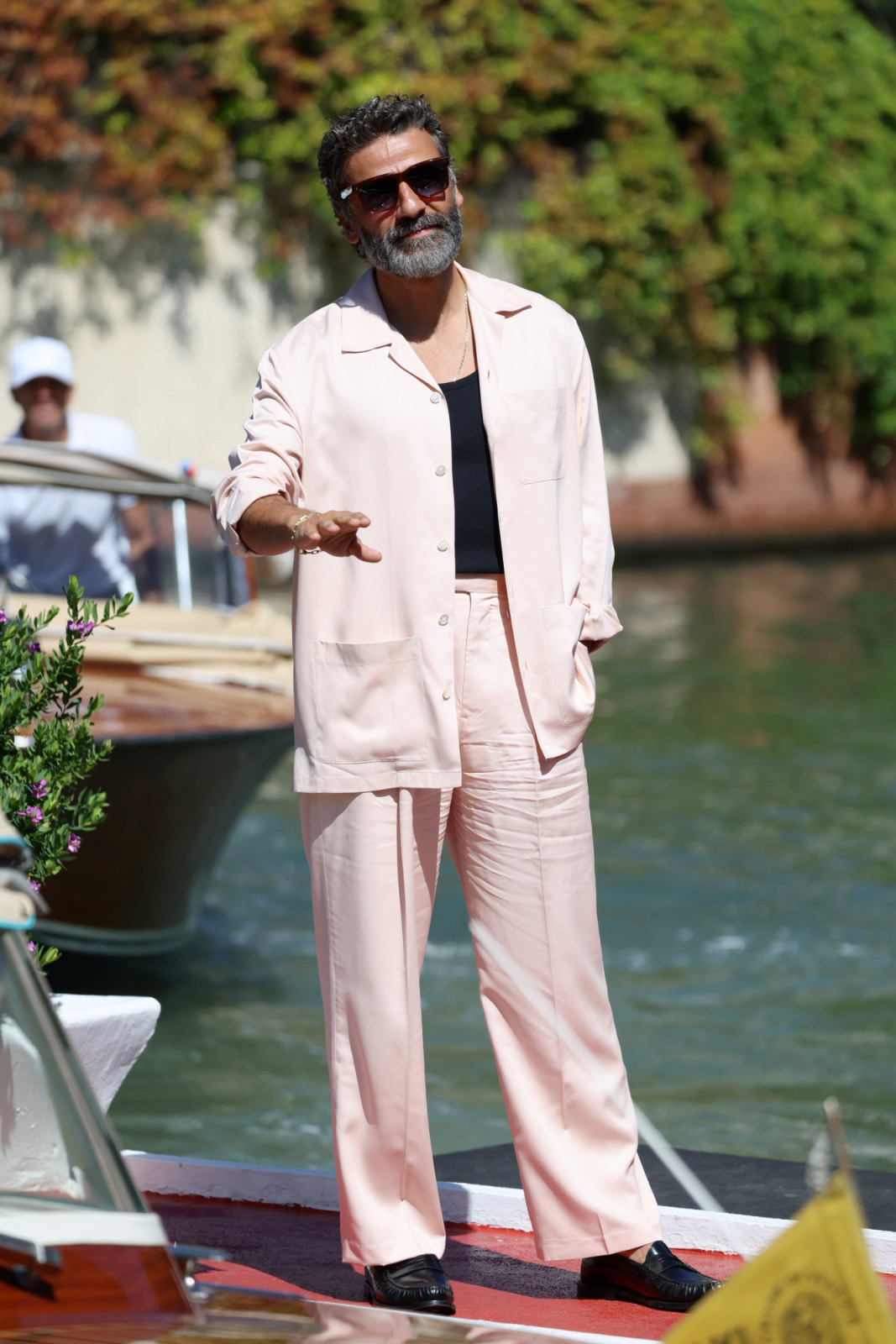 Monochrome colour blocking elongated the silhouette (Photo: Getty Images)