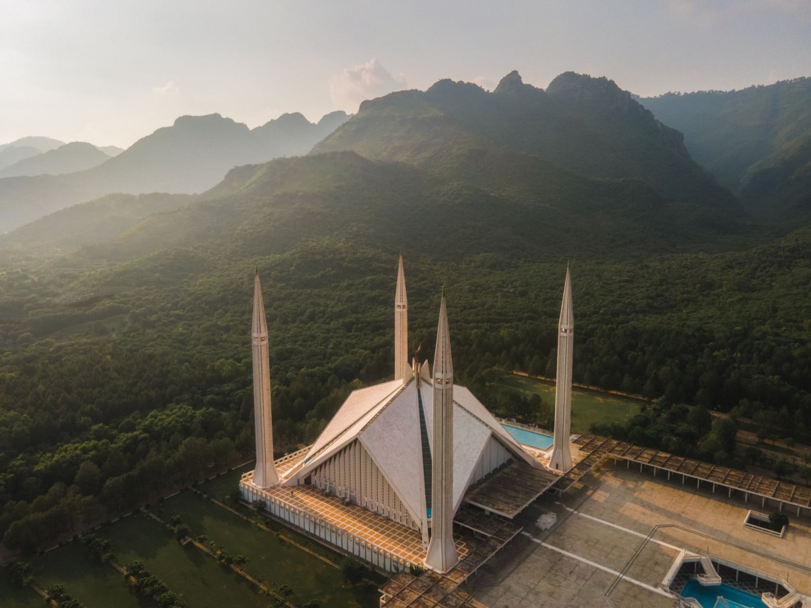 Shah Faisal is designed like a giant luxury tent in the middle of the desert (photo: Vithun Khamssong)