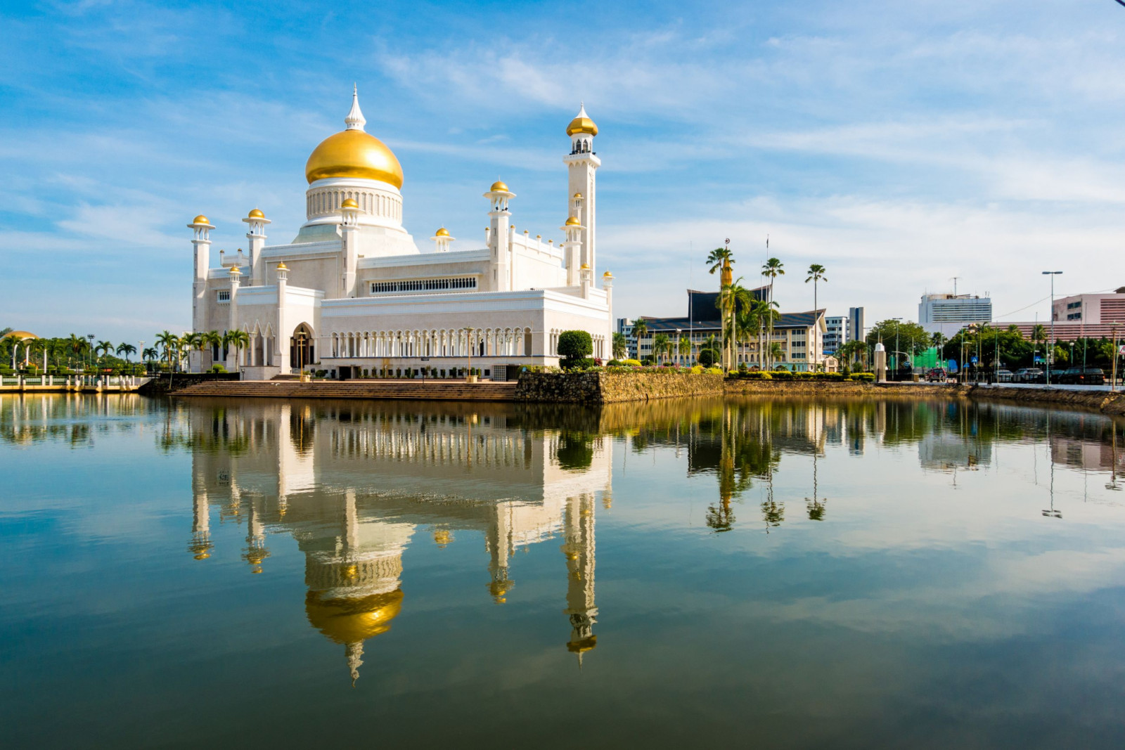 Omar Ali Saifuddin Mosque impresses with its luxurious materials and beautiful reflections on the artificial lagoon (photo: holgs)