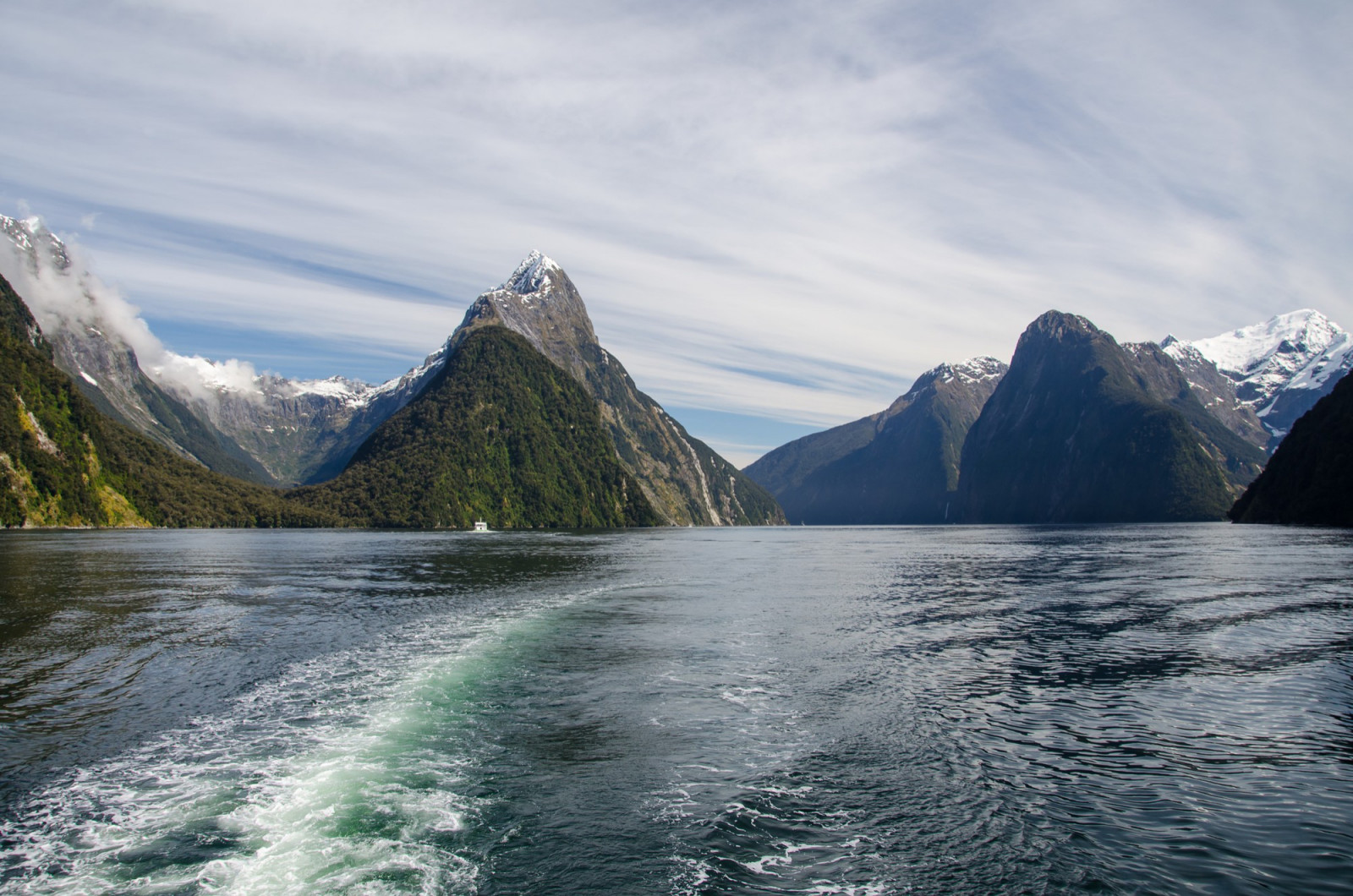 Seven hikes that reveal the alpine ridges, glacial valleys and coastal tracks of the South Island of New Zealand. (Photo: Wirestock / Freepik)