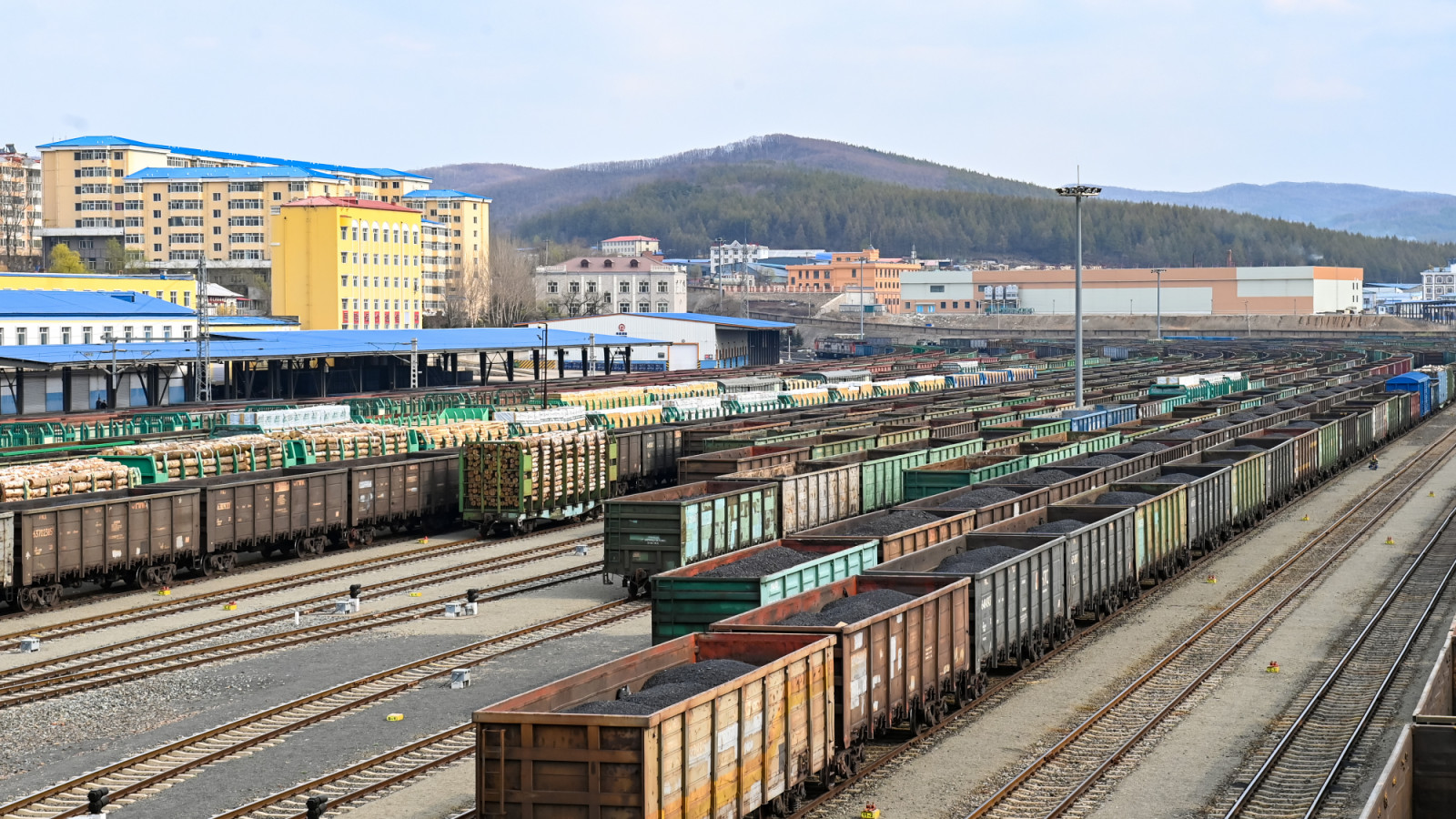 Freight trains loaded with coal at the Suifenhe Railway land port, located in northeast China’s Heilongjiang province, have served as a key hub for the east corridor to the China-Europe freight train service under the framework of the Belt and Road Initiative (Photo: Getty Images)