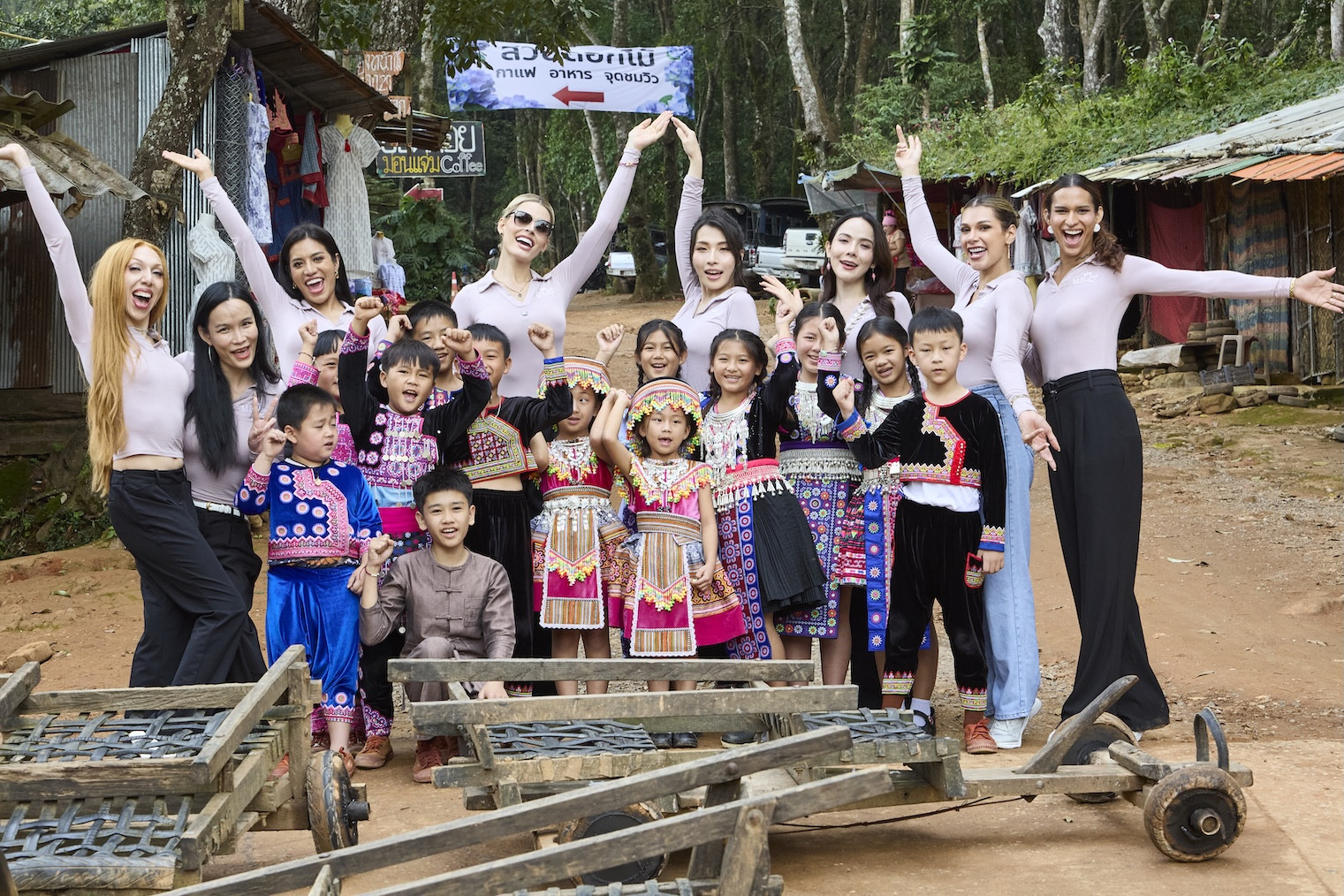 สานสัมพันธ์ระหว่างผู้เข้าประกวดและเด็กๆ ชาวม้ง (ภาพ: ทิฟฟานี่โชว์ พัทยา)