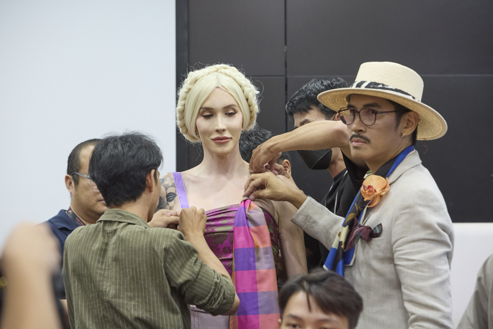 เบื้องหลังความงดงามคือความทุ่มเทของเหล่าทีมงาน (ภาพ: ทิฟฟานี่โชว์ พัทยา)