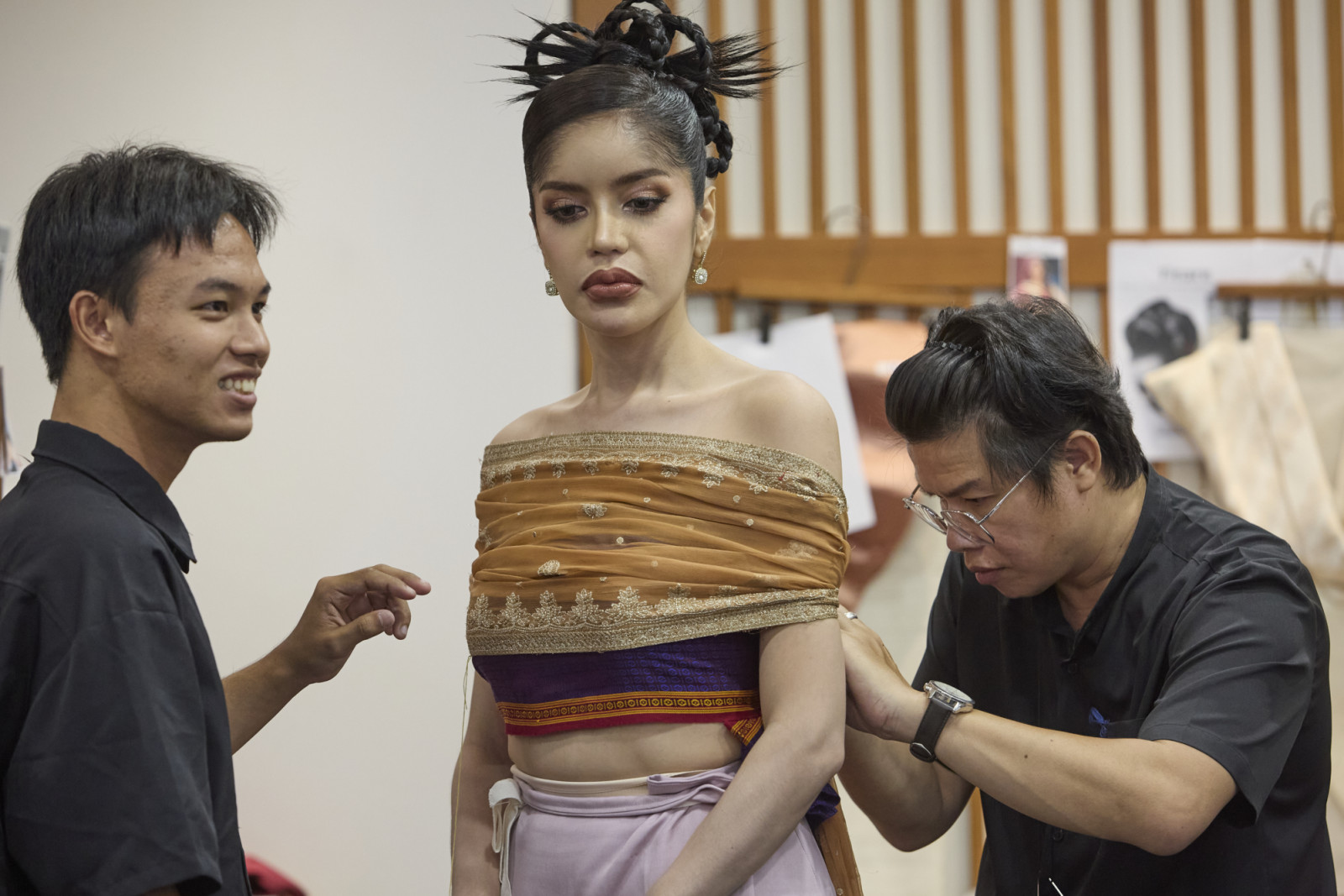 เบื้องหลังความงดงามคือความทุ่มเทของเหล่าทีมงาน (ภาพ: ทิฟฟานี่โชว์ พัทยา)