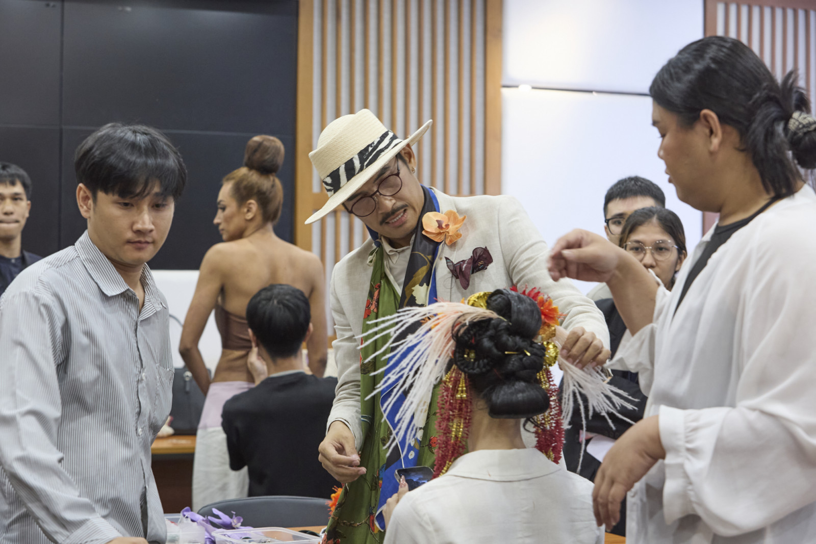 เบื้องหลังความงดงามคือความทุ่มเทของเหล่าทีมงาน (ภาพ: ทิฟฟานี่โชว์ พัทยา)