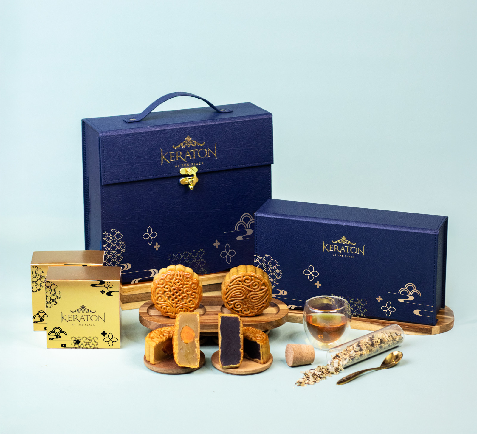 Temukan kombinasi kue bulan dengan teh dari Tema di hampers Keraton at The Plaza