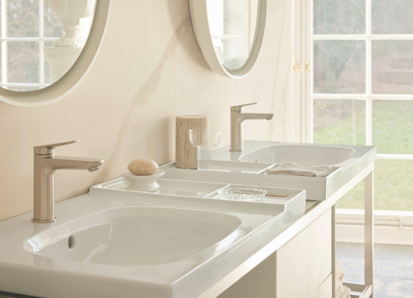 Aurena by designer Antonio Citterio offers compact basin sizes with integrated dividers for the tidy storage of bathroom accessories (Photo: Duravit)