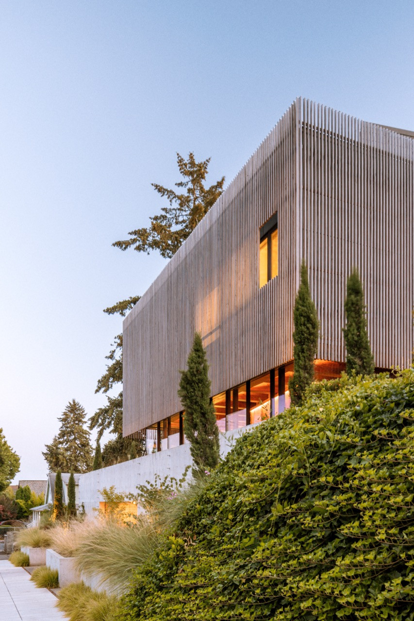 The exterior shows thermally modified southern pine cladding that weathers from caramel to silver brown, designed by Waechter Architecture