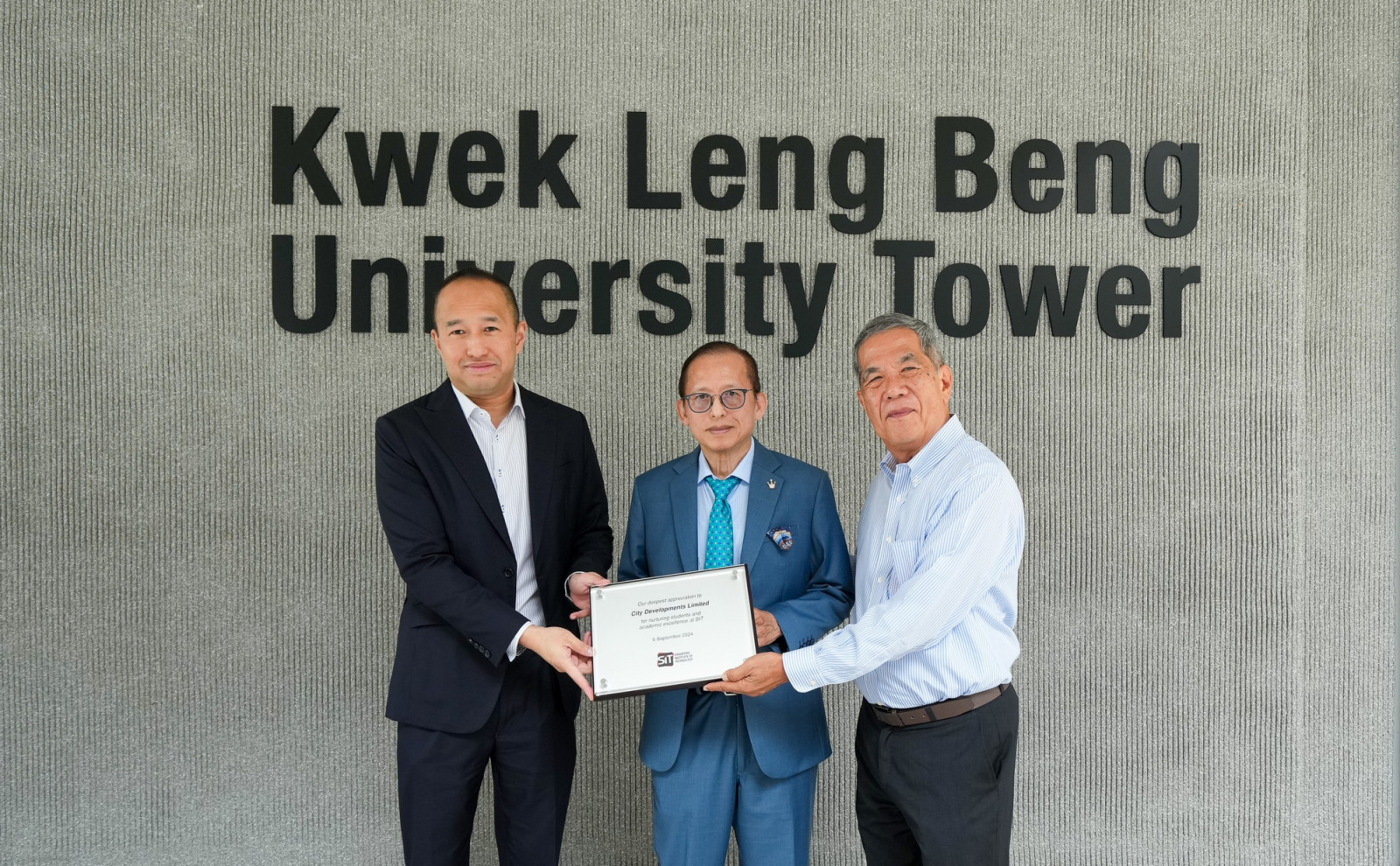 Kwek Leng Beng (pictured centre) with Sherman Kwek (left) and SIT Institute Professor Tan Thiam Soon