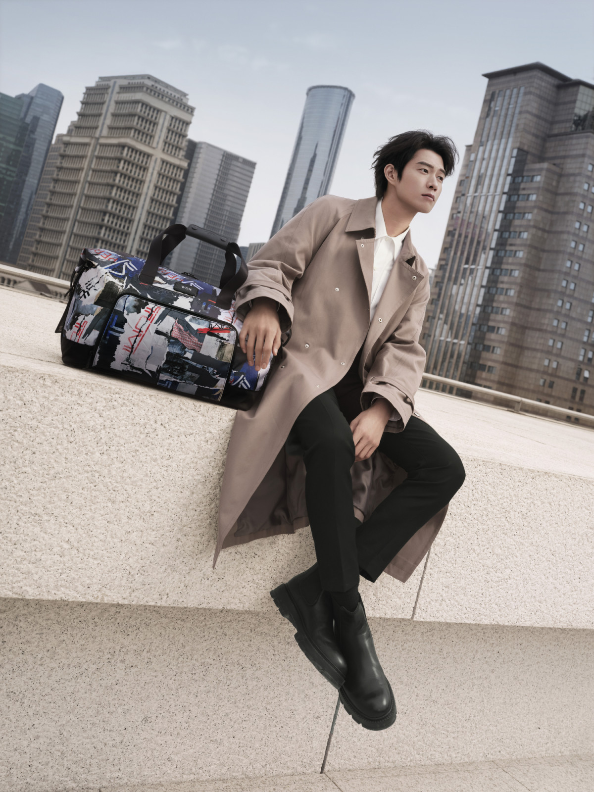 With the Alpha Double Expansion Travel Satchel in hand, Wei Daxun embodies the allure of modern journeys in motion (Photo: courtesy of Tumi)
