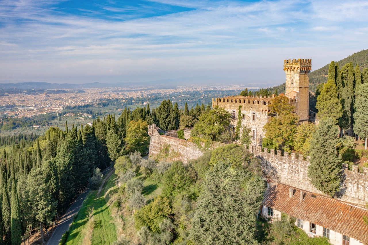 The main tower and castellated walls of Castello di Vincigliata, with panoramic views over Florence’s historic centre, showcasing the defensive architecture of this thousand-year-old fortress