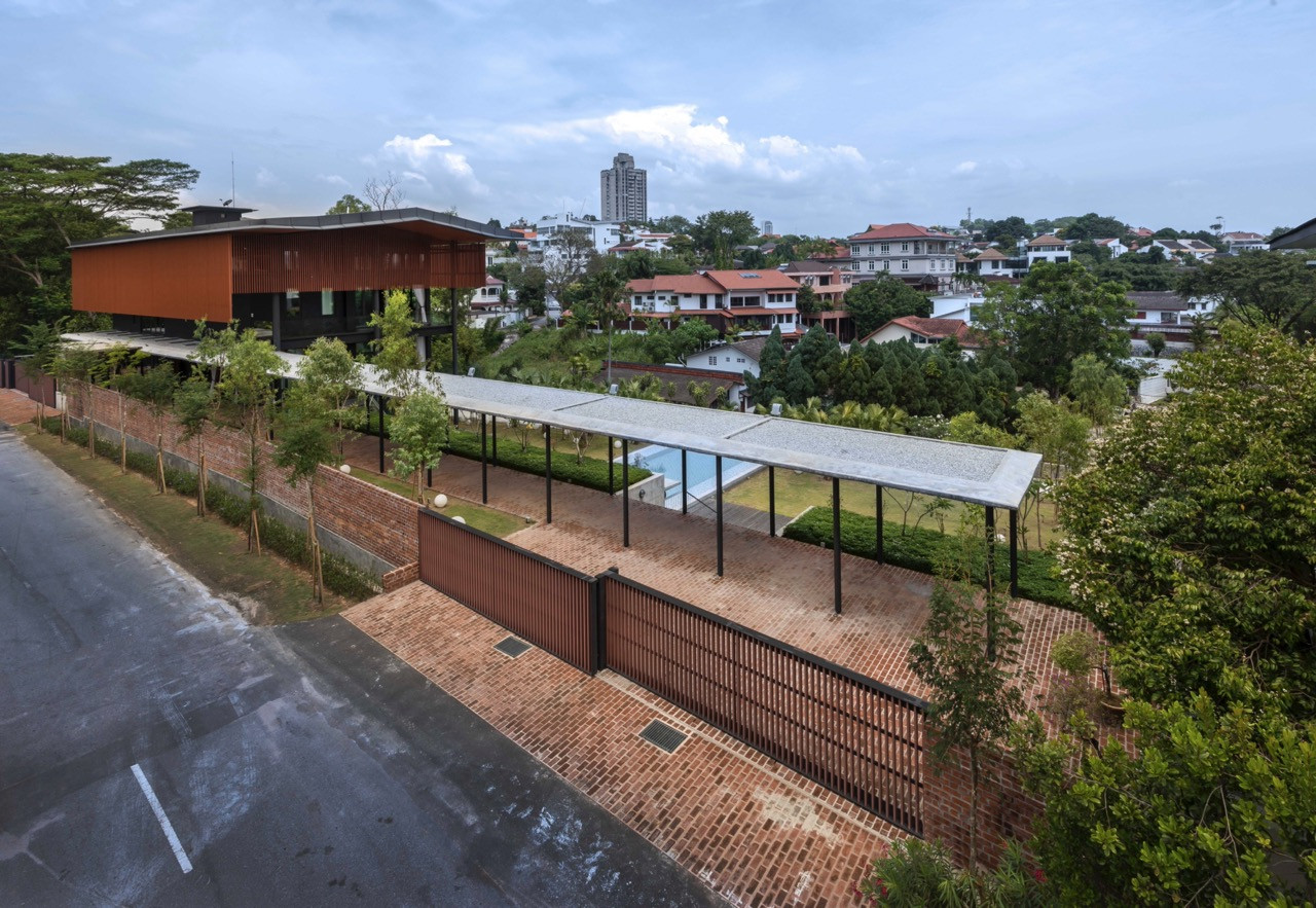 Aerial view showing the house’s relationship to the established neighbourhood, with timber screens and a covered walkway clearly visible.
