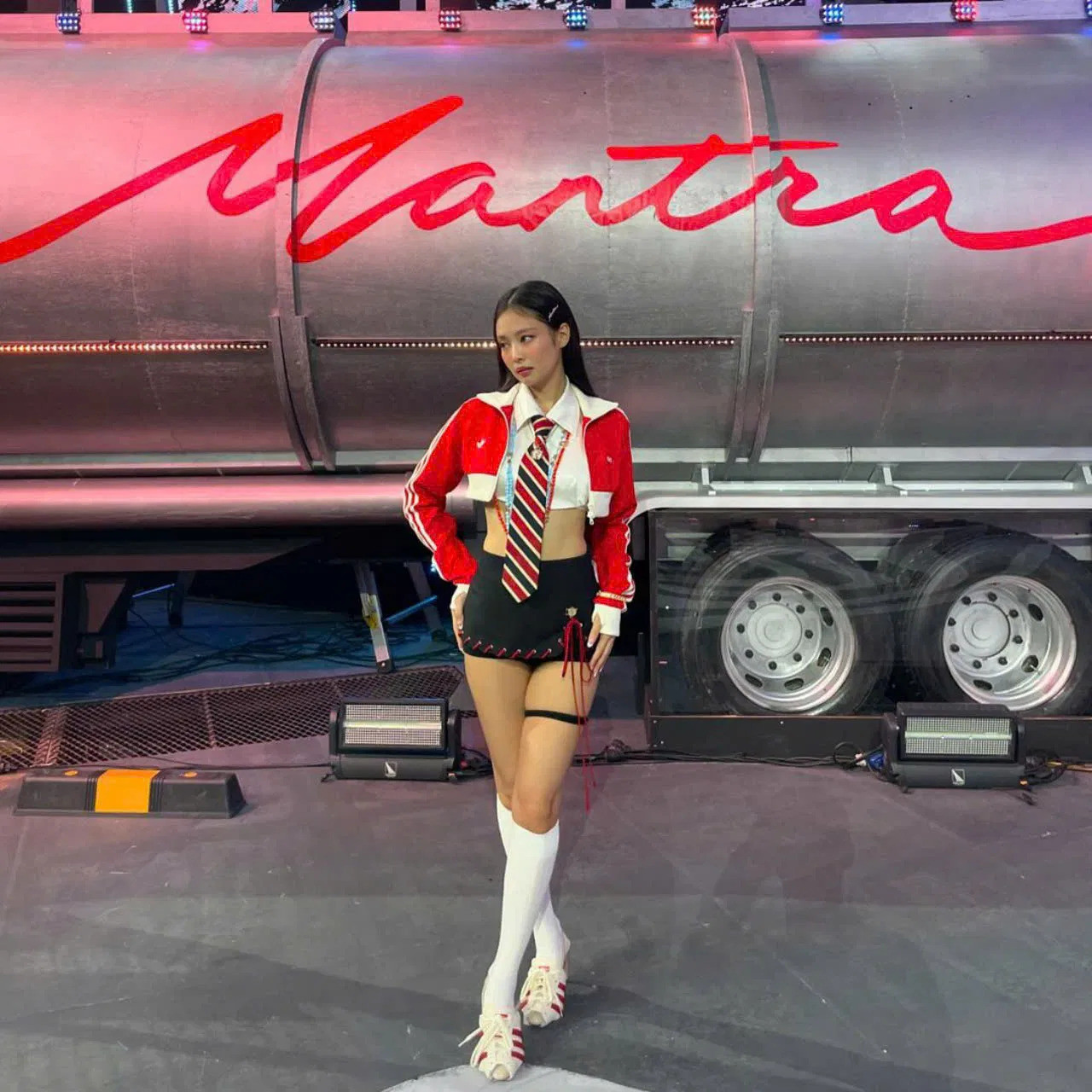 Jennie wore Lsoul's Eros Skirt on her return to the M Countdown stage after 8 years (photo: Lsoul)