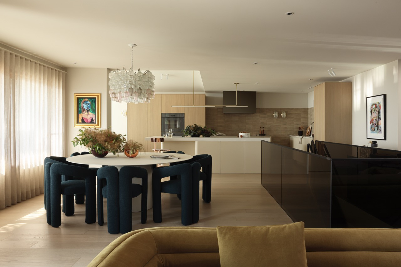 The dining area features vintage Murano glass chandeliers and 562 Dudet dining chairs by Cassina, with the NVL table by MDF Italia positioned to take advantage of the water views