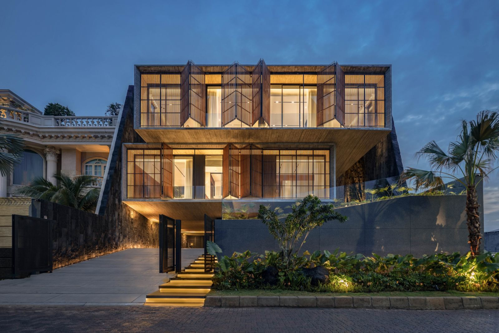 The house sits on a long, narrow site with its short sides facing west and east  (Photo: Indra Wiras)