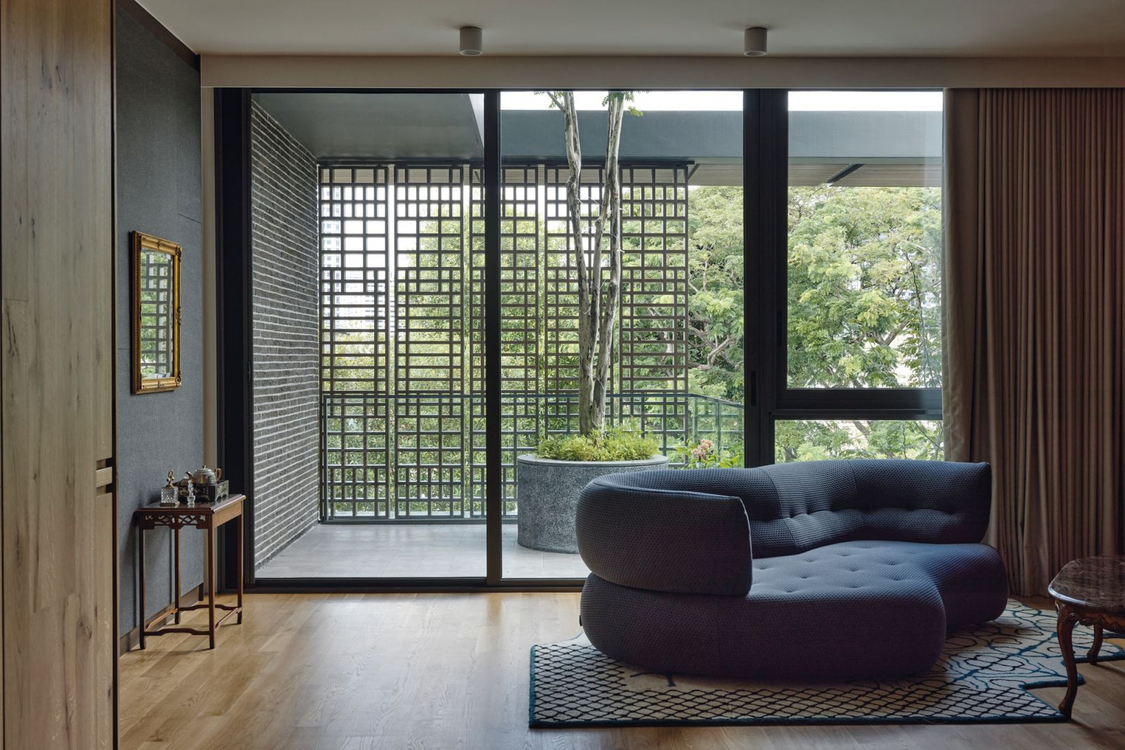 The multi-level courtyards at each end of the house extend greenery upwards, symbolising a connection between earth and sky, while the Sense sofa from Roche Bobois provides a restful nook against the verdant backdrop (Photo: Derek Swalwell)