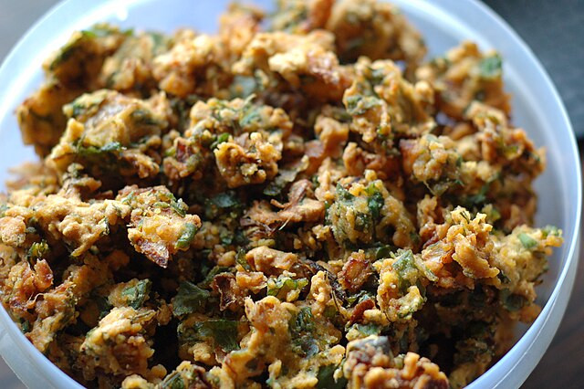 These fritters double as a filling meal and a rainy-day snack. (Photo: Upendra Kanda / Wikimedia Commons)