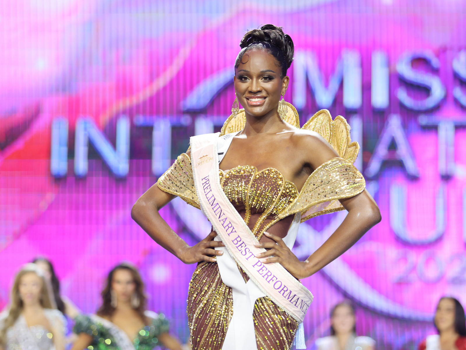 Midori Monet กับรางวัล Best Preliminary Performance (ภาพ: ทิฟฟานี่โชว์ พัทยา)