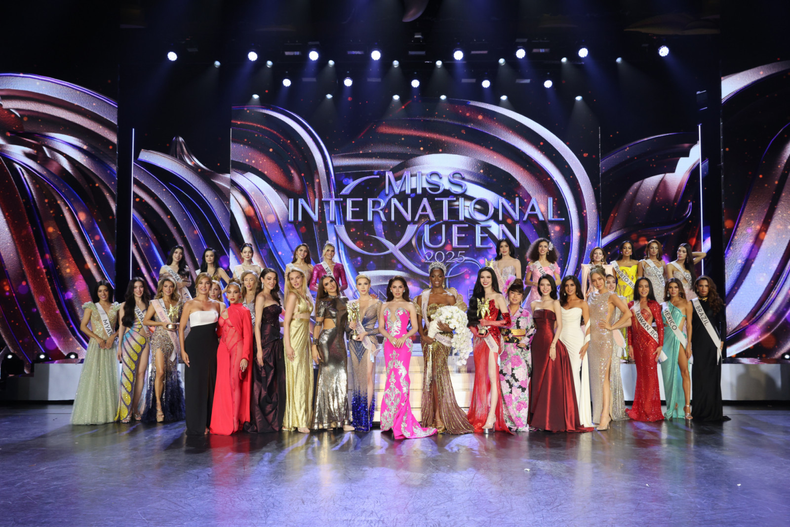 บรรดาผู้เข้าร่วมประกวด Miss International Queen 2025 ถ่ายภาพร่วมกันเป็นความทรงจำแสนงดงาม (ภาพ: ทิฟฟานี่โชว์ พัทยา)