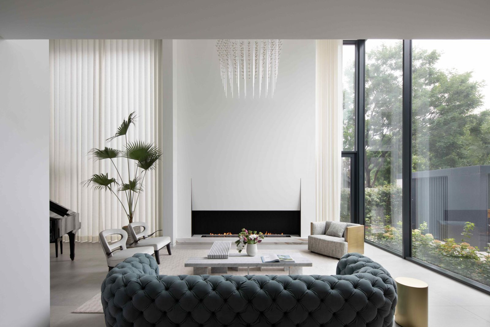 The lounge area with a six-metre high ceiling creates an ample yet comfortable openness (Photo: Hanmo Visual)