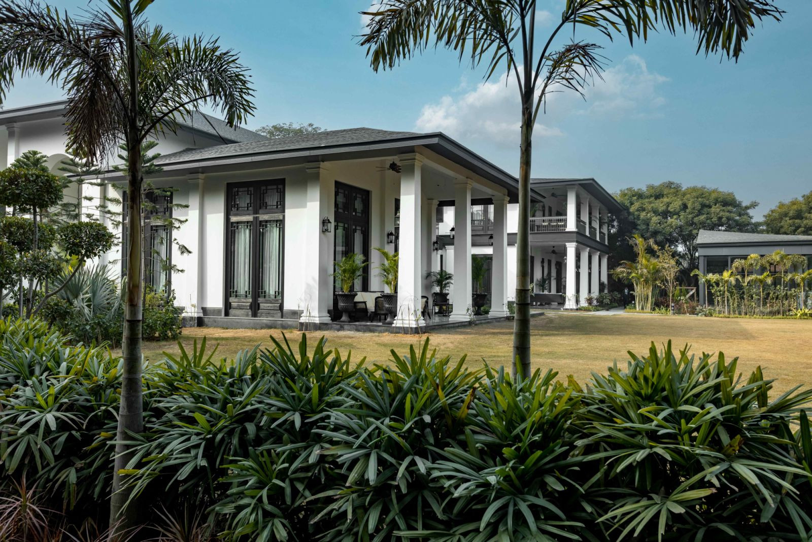 Tapered white columns with verandahs and balconies reminiscent of Victorian ‘wrap-around’ porches (Photo: Jeetin Sharma)