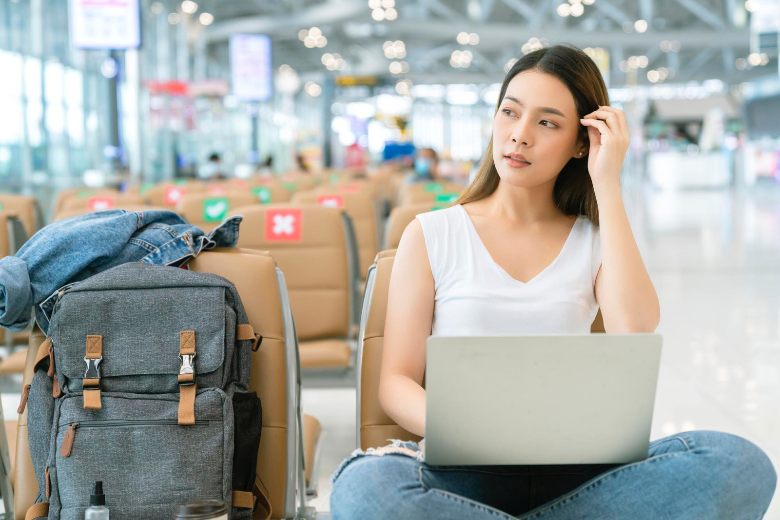 Travel dysmorphia is the latest term capturing how social media pressures can distort the way we see our own journeys. (Photo: Lifestyle Memory / Freepik)