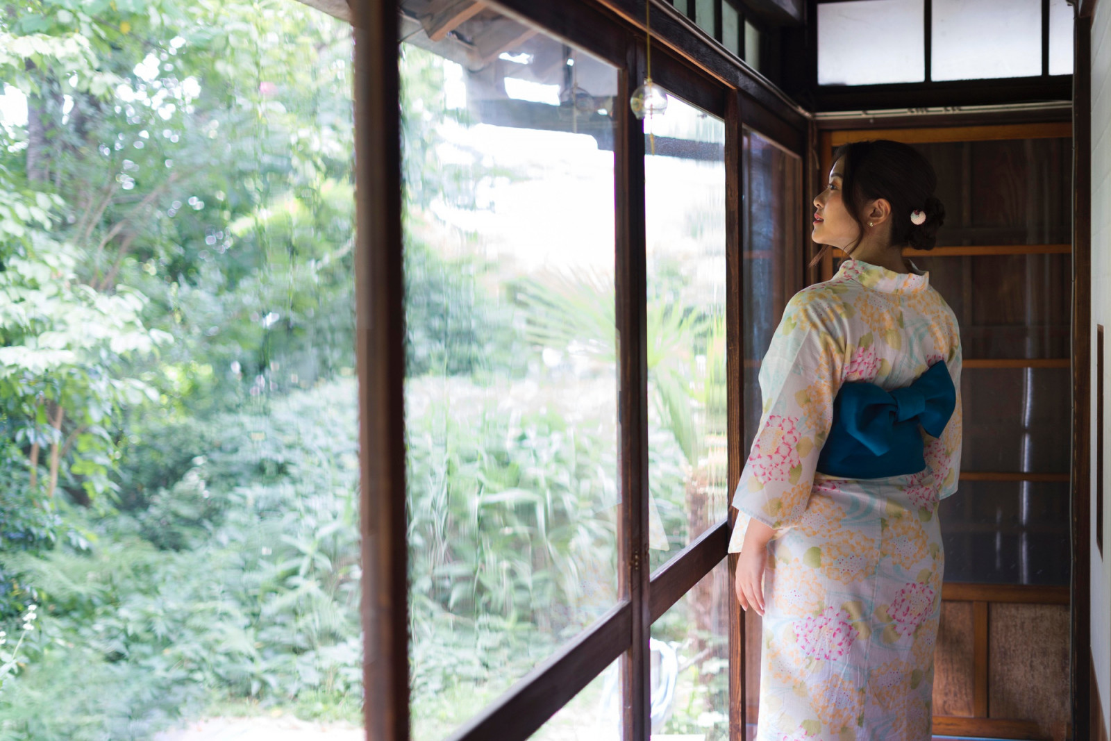 In Japanese onsen, bathing is done nude, with small towels used for modesty—swimwear is not permitted. (Photo: Freepik)