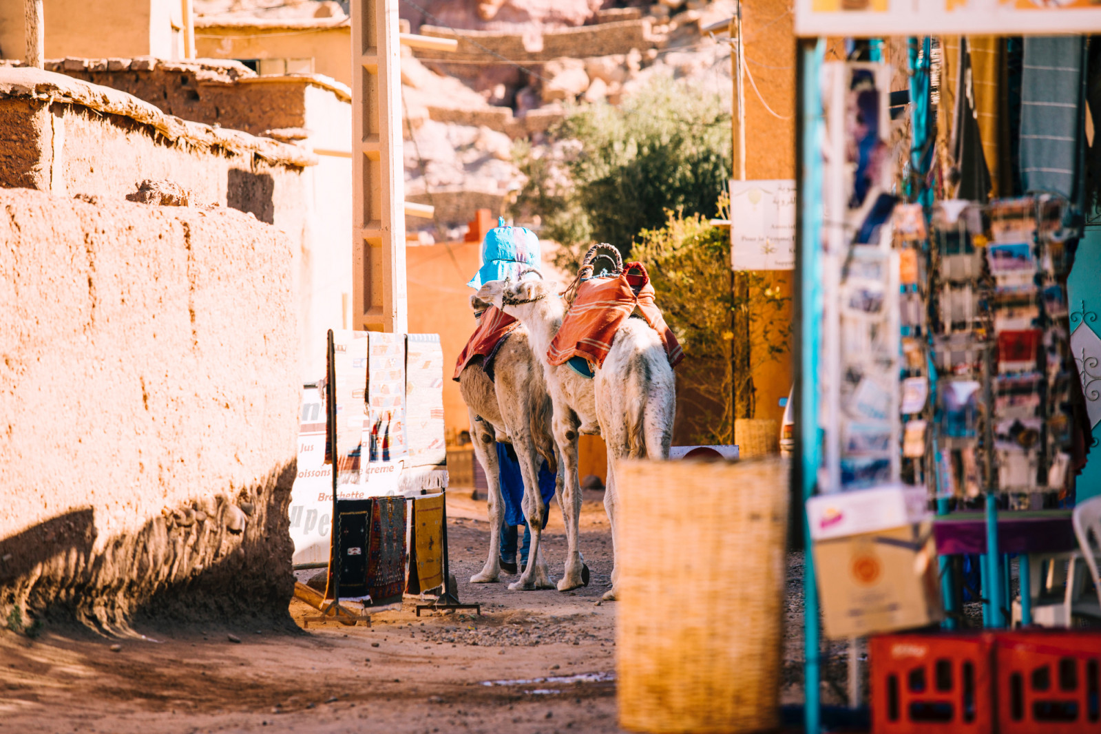 In Marrakech, modest dress is expected in markets and mosques, with covered shoulders and knees showing respect for local norms. (Photo: Freepik)