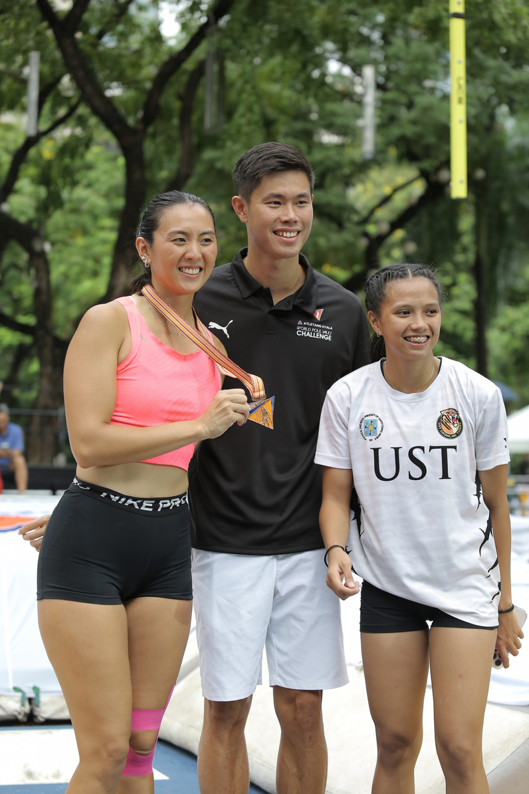 Jia Kawachi and Jessa Marie Libres are the bronze medallists in the women’s division of the National Pole Vault Competition (Photo: Edwin Hermoso)