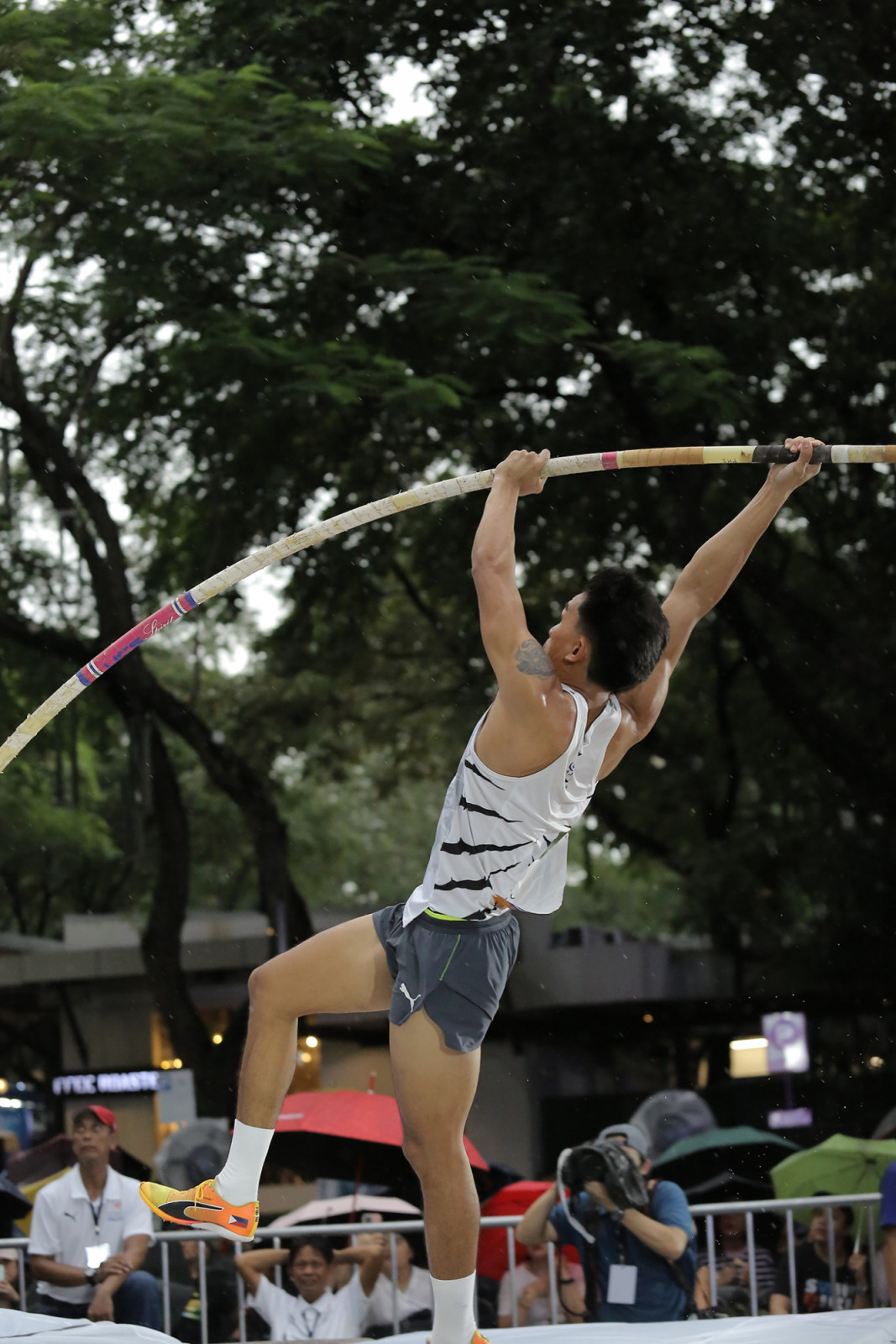 Hokett Delos Santos began pole vaulting at the age of 15 and has been competing in the sport for about seven years (Photo: Edwin Hermoso)