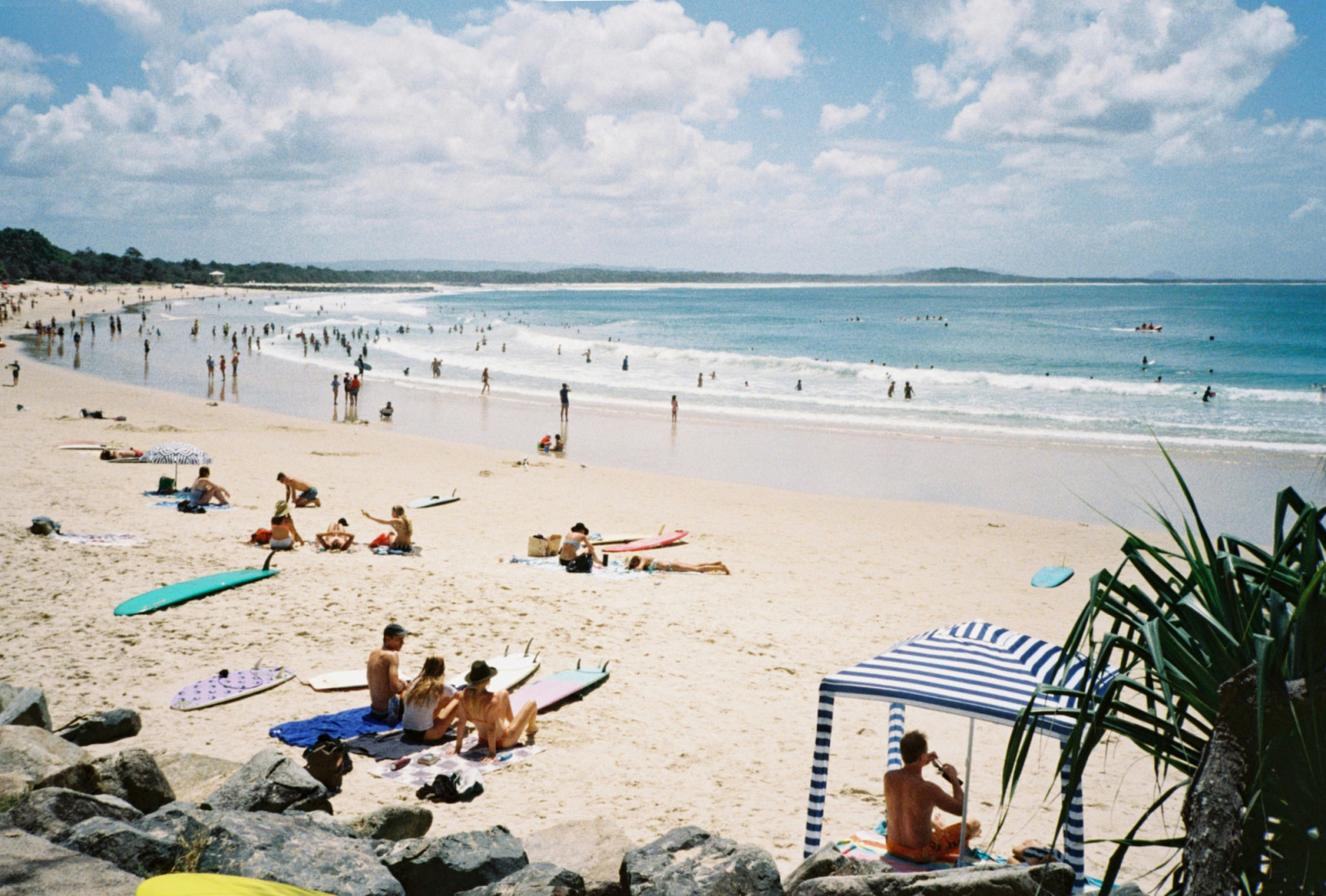 In Noosa, riverside restaurants and protected points set the stage for the foodie traveller’s perfect day. (Photo: Raygar He / Unsplash)