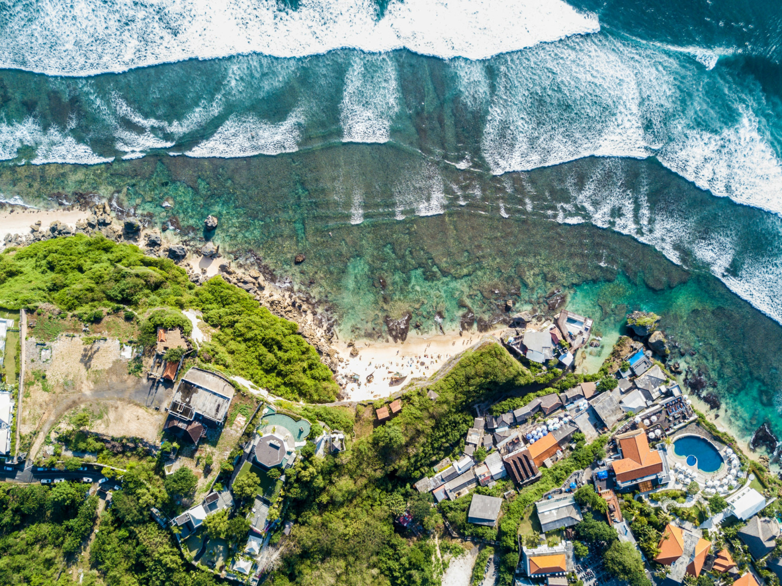 Uluwatu’s clifftop dining and reef breaks promise equal thrills for the foodie traveller. (Photo: Luiz Cent / Unsplash)