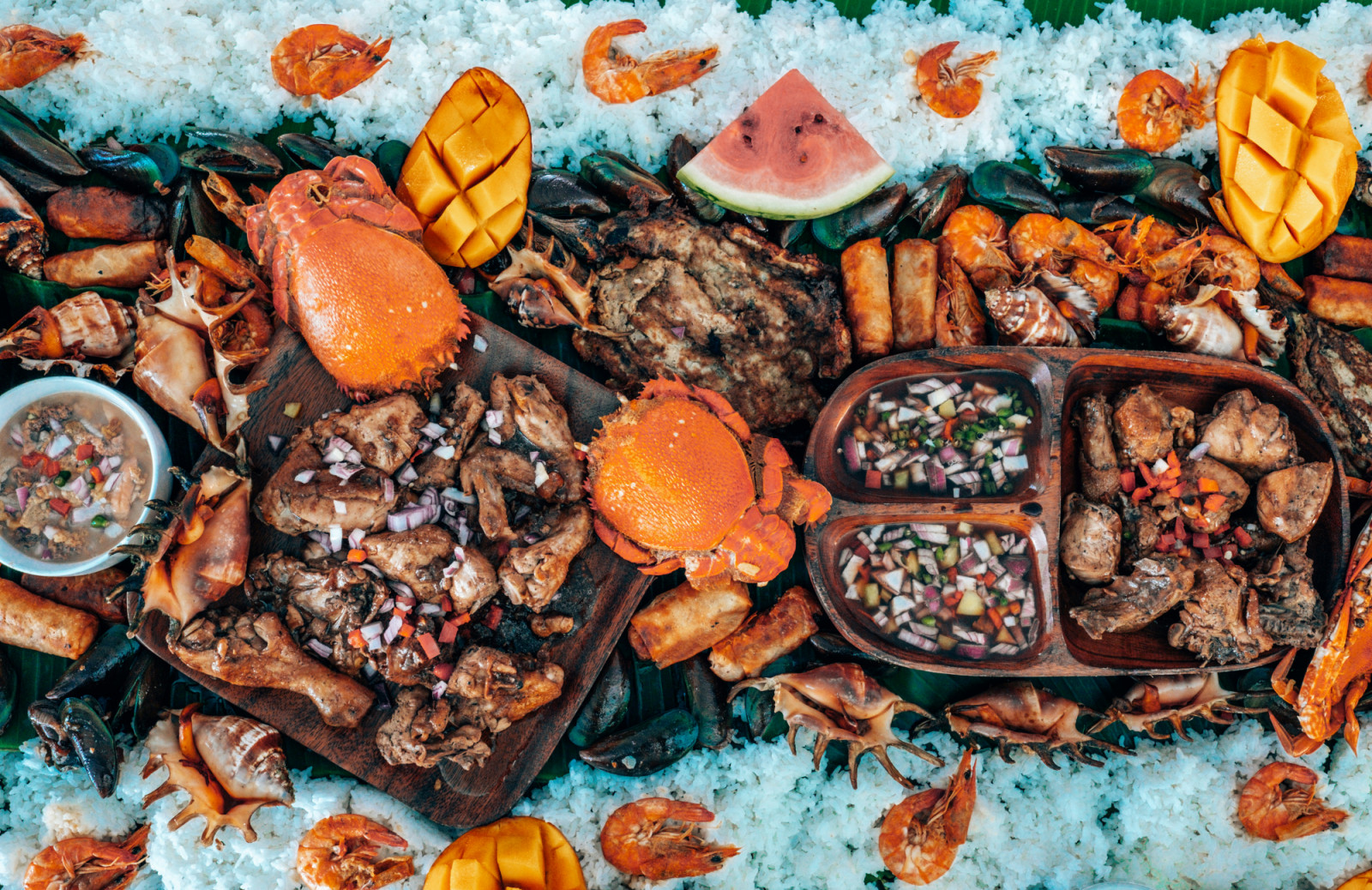 In Siargao, the foodie traveller can pair legendary breaks with beachfront dining, kinilaw and global flavours. (Photo: SJ / Unsplash)