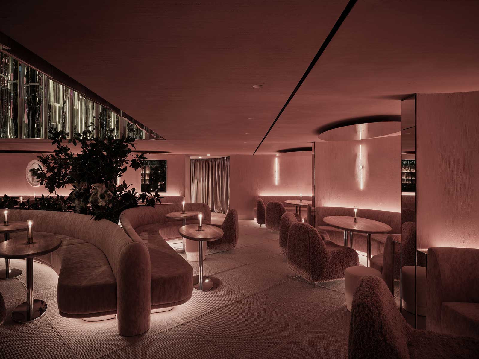 Its sleek, modern private areas make it an ideal setting for intimate gatherings or romantic evenings (Photo: Koumkan)