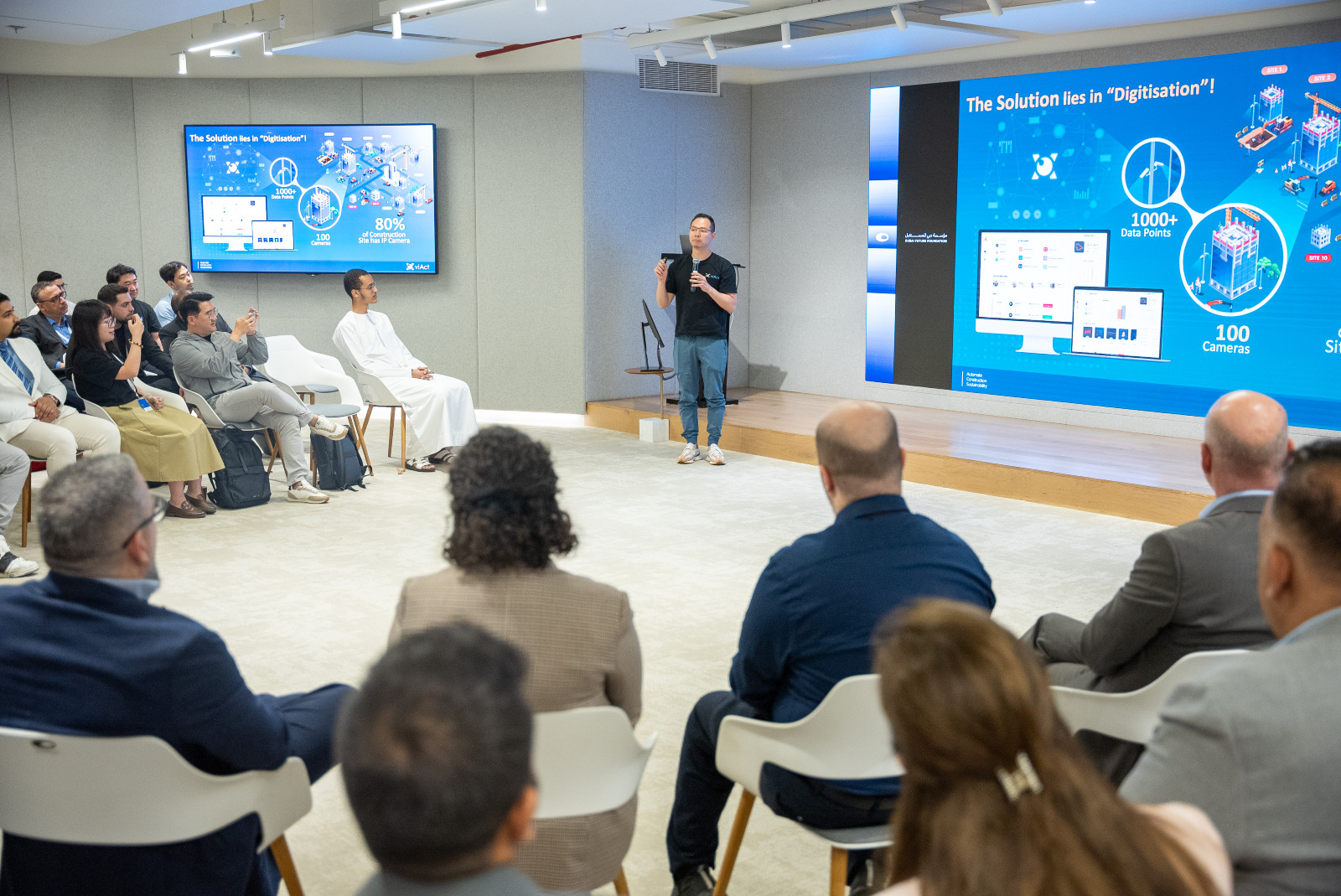 Ng delivers a presentation on the technology behind ViAct's AI safety solution for various worksites (Photo: ViAct)