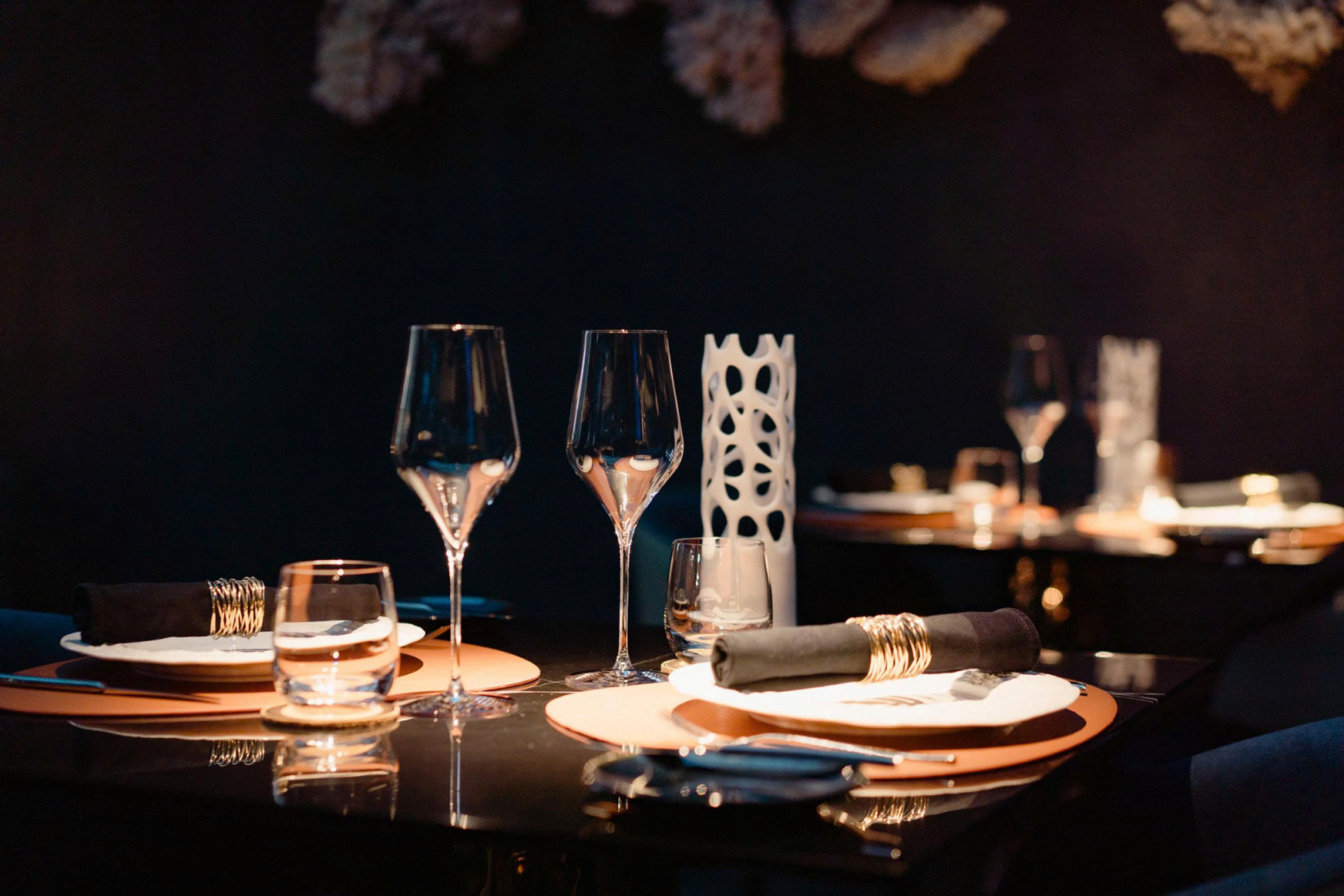 Terra Mare được dẫn dắt bởi bếp trưởng Olivier Genique, người có nhiều năm làm việc tại các nhà hàng cao cấp từ Pháp, Thụy Sĩ và Việt Nam.