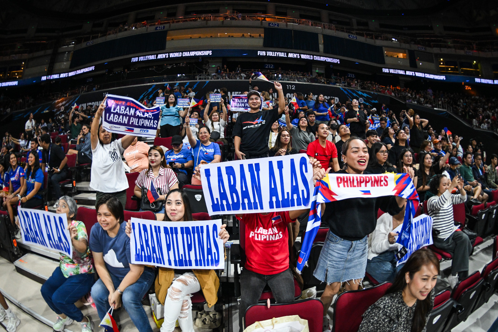 Filipino fans cheering for Alas Pilipinas (Photo: Courtesy of FIVB)