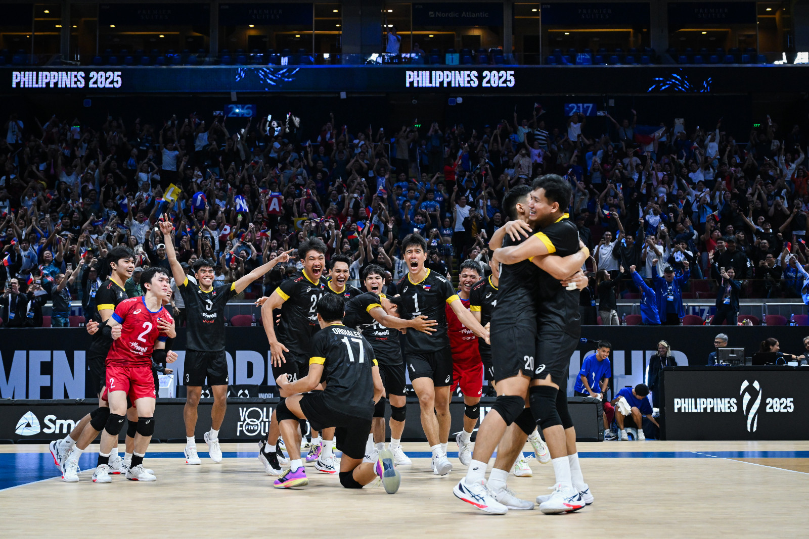 Alas Pilipinas celebrating on court (Photo: Courtesy of FIVB)