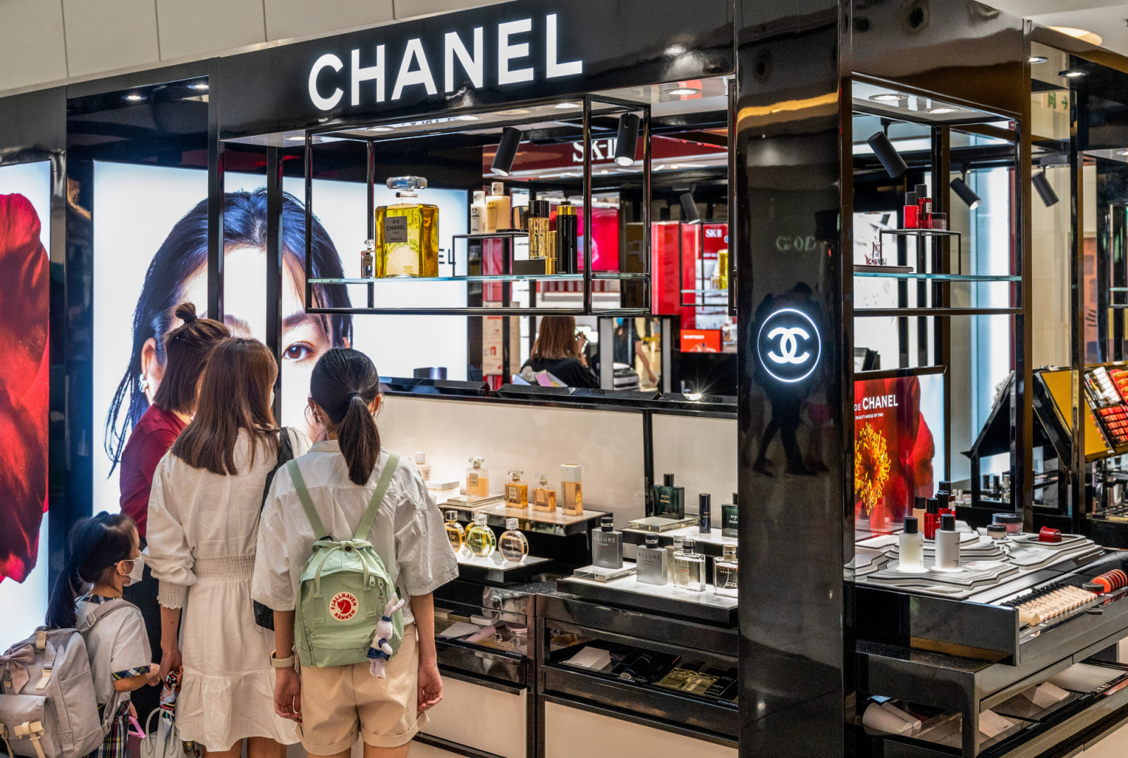 HONG KONG, CHINA - 2022/08/19: Shoppers are seen at the French multinational Chanel clothing and beauty products brand store in Hong Kong. (Photo by Budrul Chukrut/SOPA Images/LightRocket via Getty Images)
