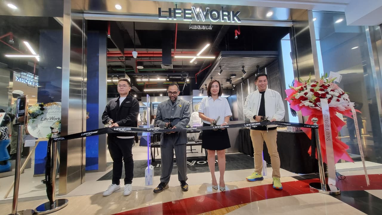 Marco Poloan, Brand Representative LifeWork Indonesia; Zamri Mamat, Deputy CMO Plaza Indonesia; Natalie Firmansyah, CFO BUKA Retail; dan Aswandi, CEO The Retail Segment Bukalapak, bersama-sama meresmikan pembukaan gerai pertama LifeWork di Plaza Indonesia, Level 4 (Foto: Dok. Lifework)