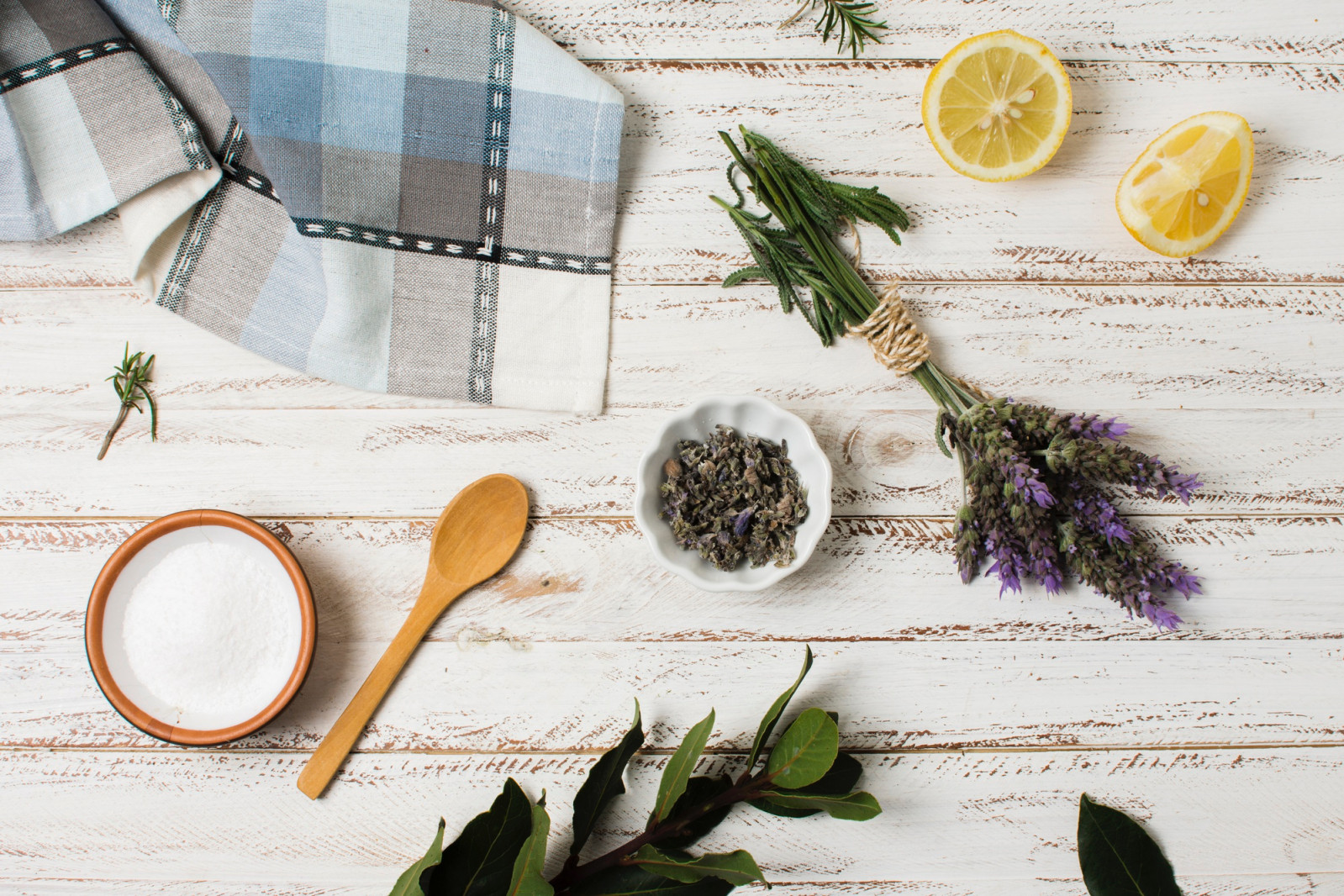 Lavender brings a herbal, floral note to biscuits, scones and custards, best used sparingly for balance in sweet dishes. (Photo: Freepik)