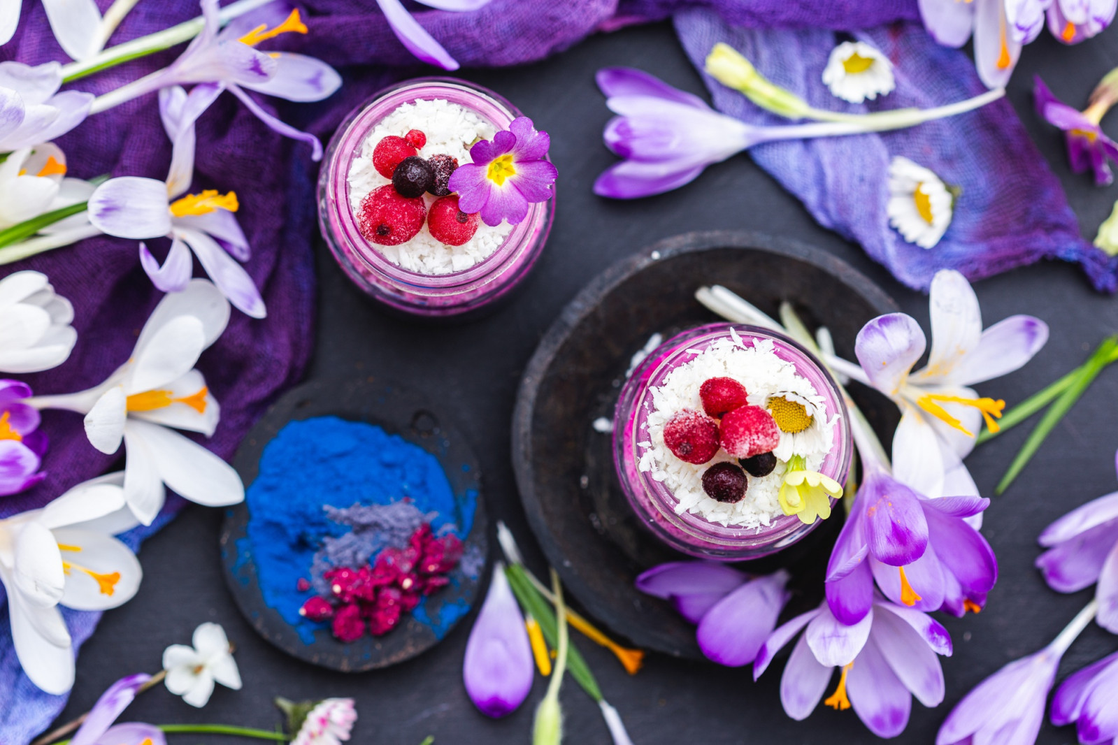 Flowers have long had a place in the kitchen, not just the garden. This guide explores 15 varieties of edible flowers used to enhance pastries and desserts. (Photo: Wirestock / Freepik)