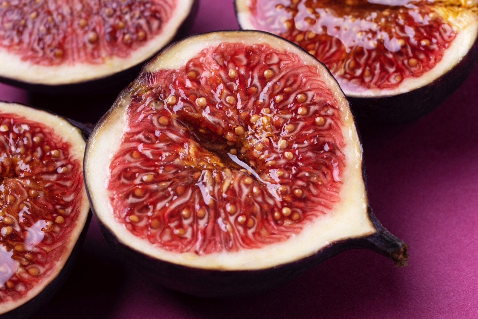 Discover how fragrance houses interpret fig, from leafy green and woody to sunlit citrus and soft florals, in fig perfumes that feel timeless. (Photo: Freepik)