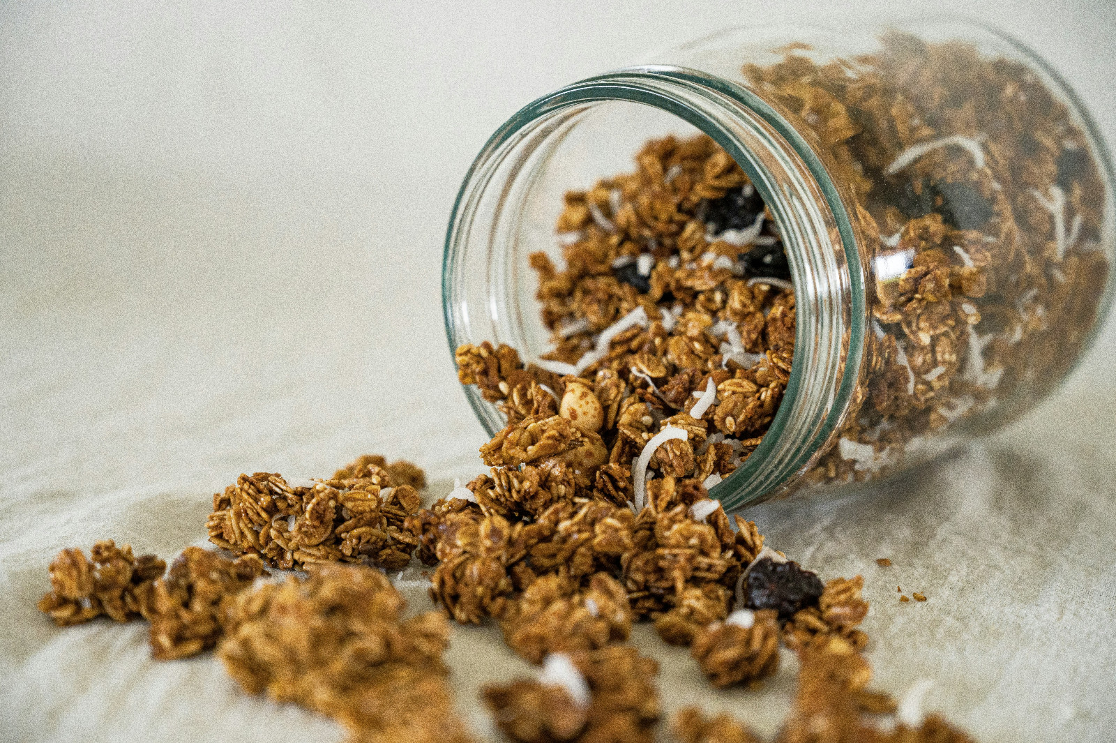 Homemade granola with oats gives you bakery-style crunch. (Photo: Sollange Brenis / Unsplash)