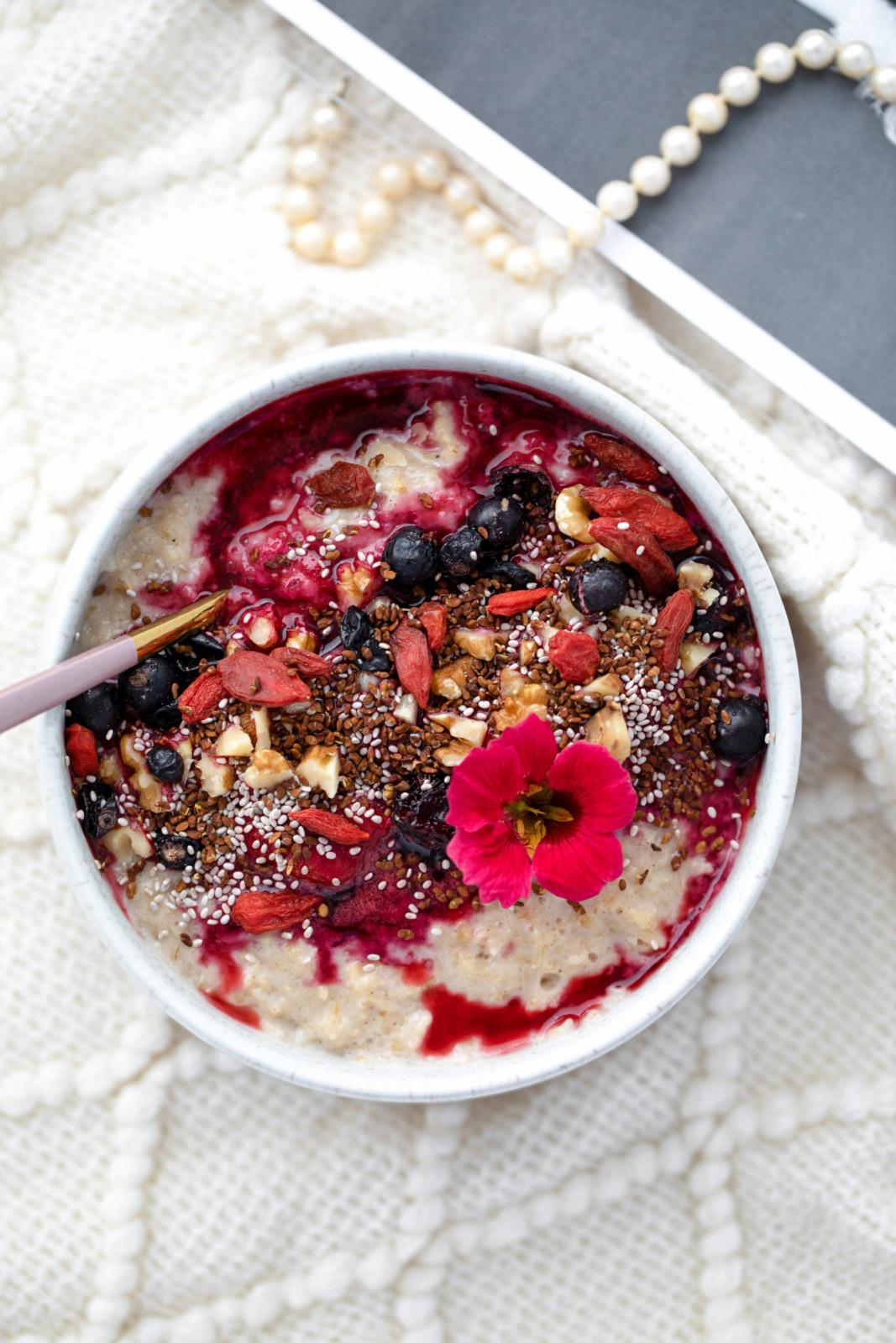 Turn oats into comforting bowls of sweet porridge easily adaptable across cultures. (Photo: Bakd&Raw by Karolin Baitinger / Unsplash)