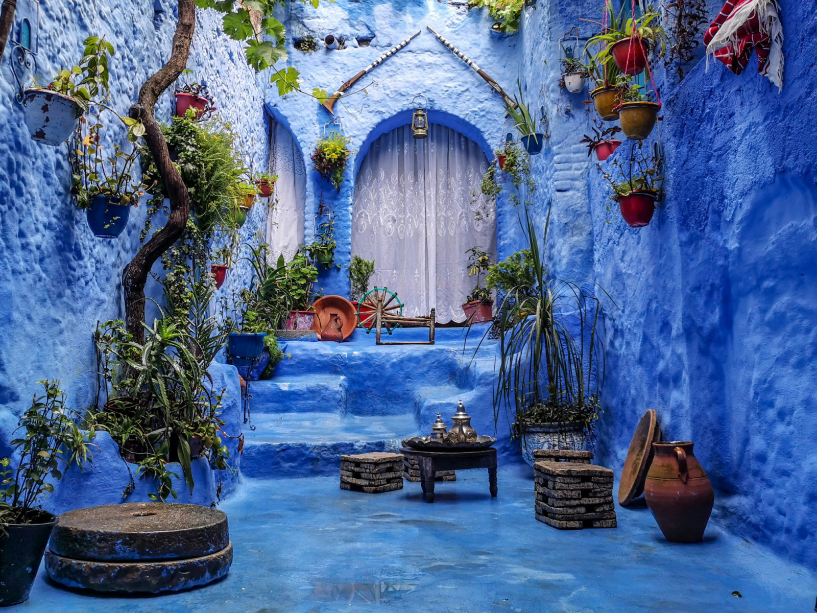 Vibrant lapis lazuli alleyways greet tourists at Chefchaouen. (Photo: Kyriacos Georgiou / Unsplash)