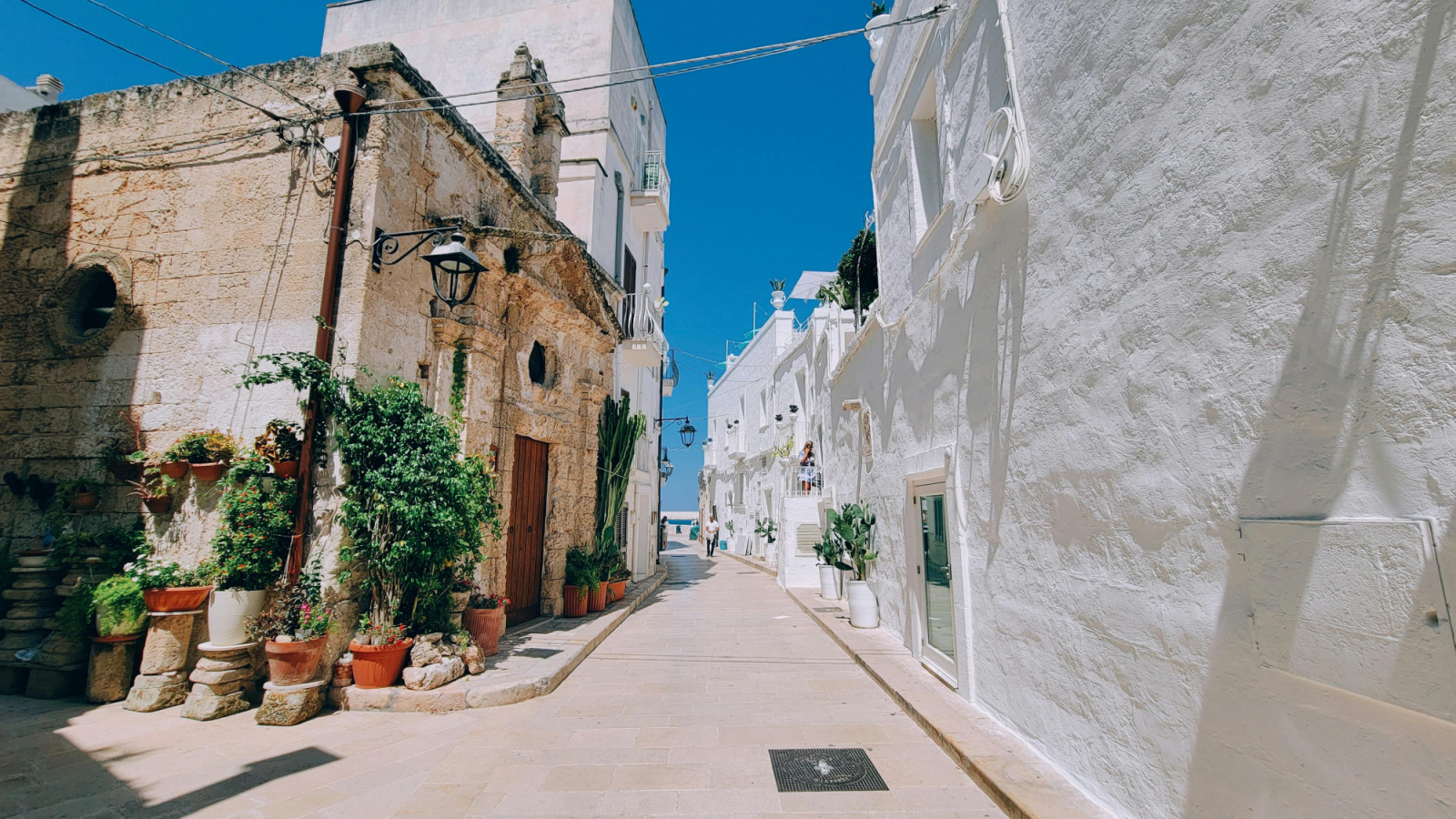 Medieval cobblestone lanes and Adriatic vistas await in Ostuni, Italy’s “La Città Bianca”.(Photo: Gabriel Herbert / Pexels)