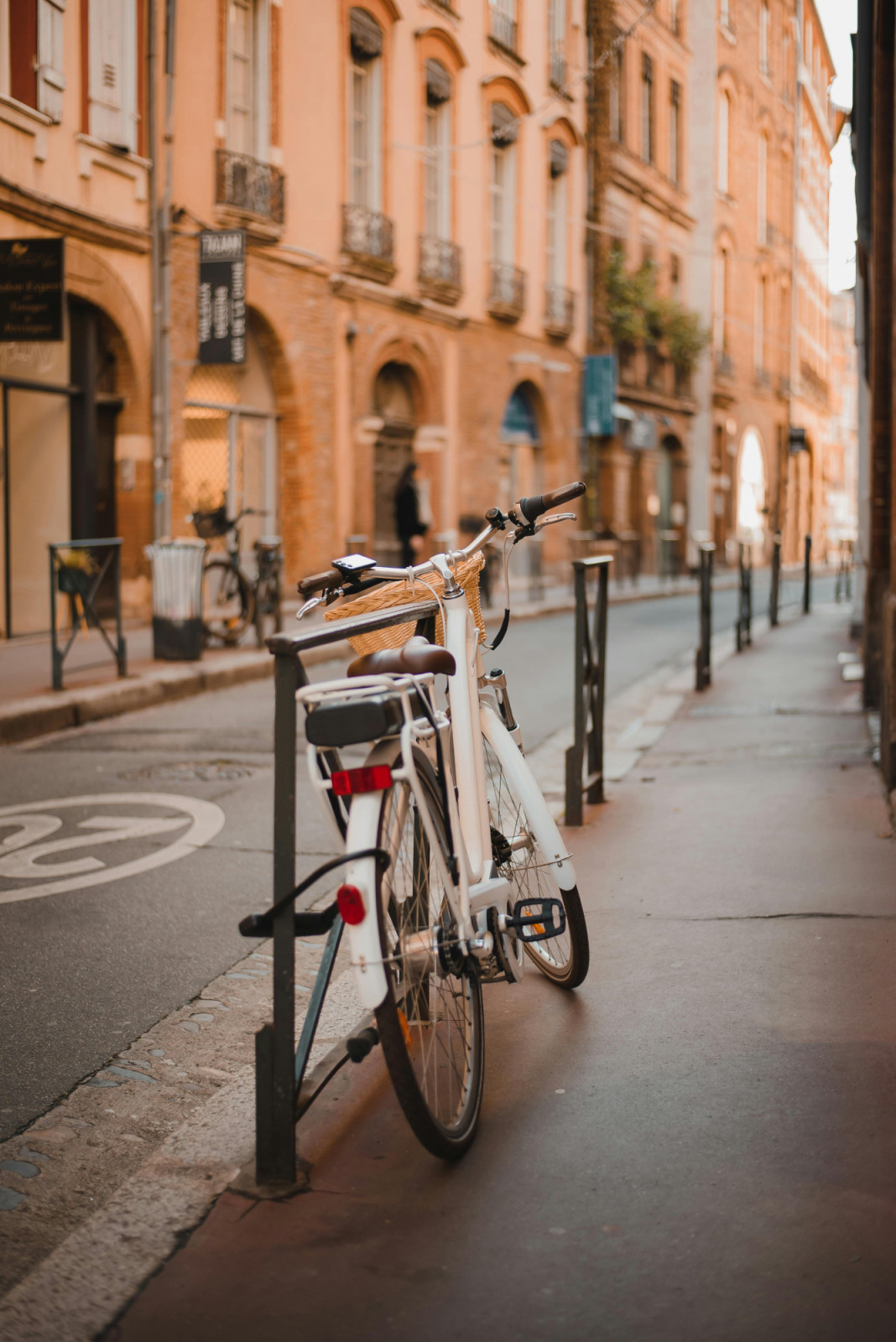 Think pink in Toulouse. (Photo: Harriet B / Pexels)